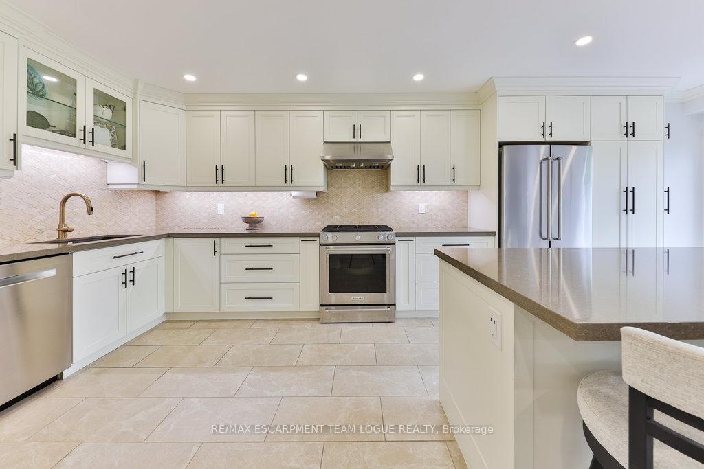 4 Bedrooms Condo at 2145 Country Club, Burlington For sale