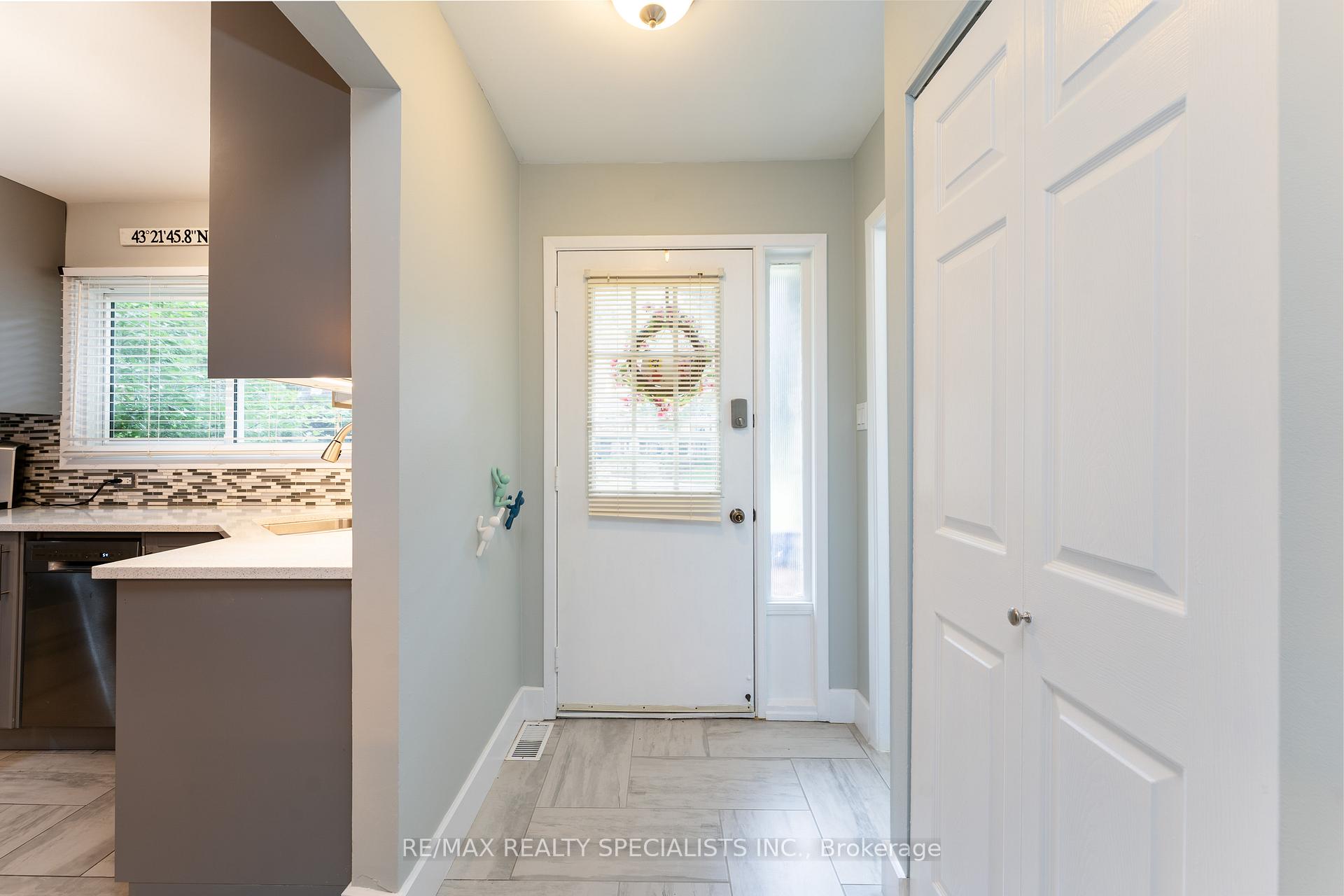 3 Bedrooms Condo at 2050 Upper Middle, Burlington For sale
