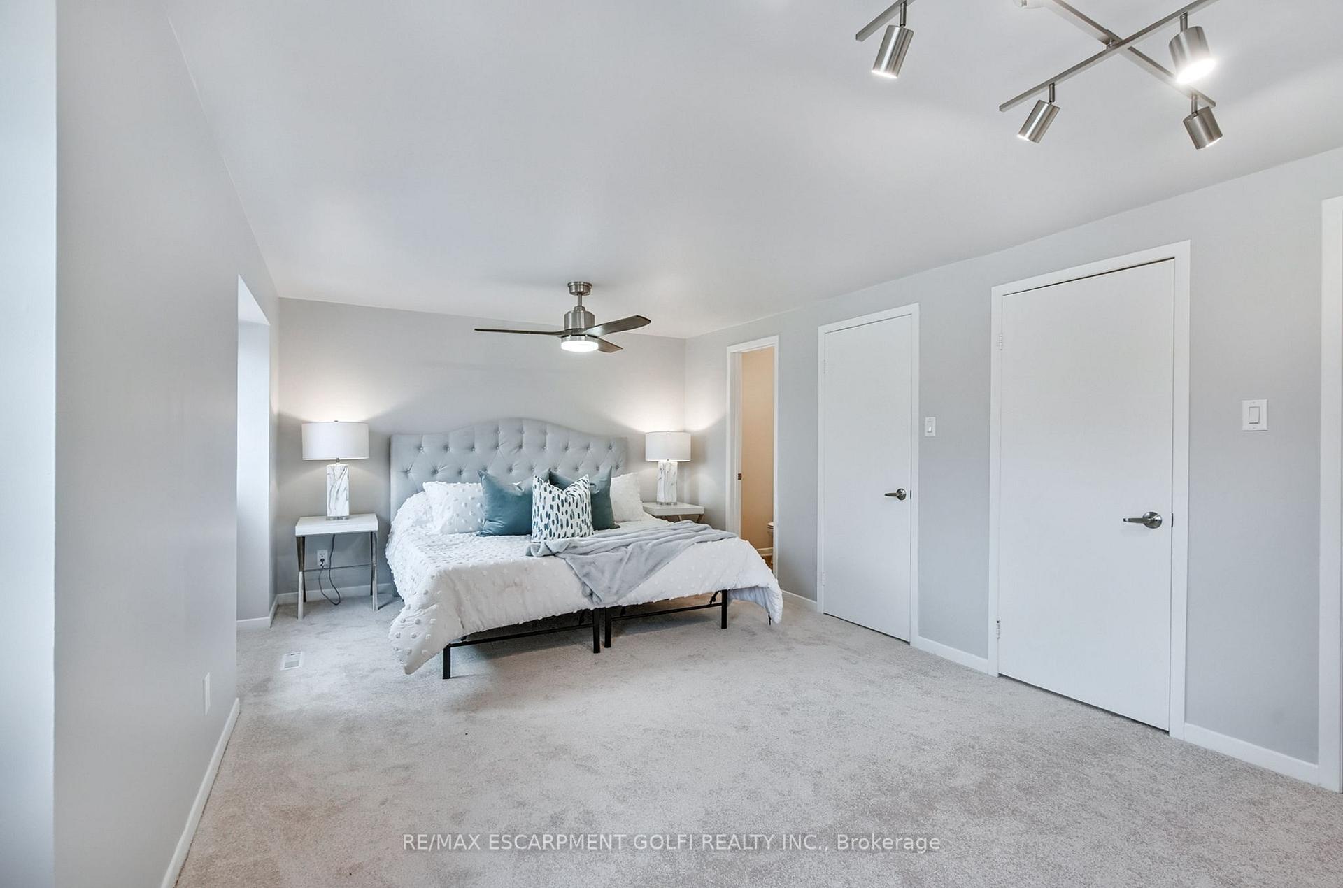 4 Bedrooms Condo at 3041 Glencrest,  Burlington For sale
