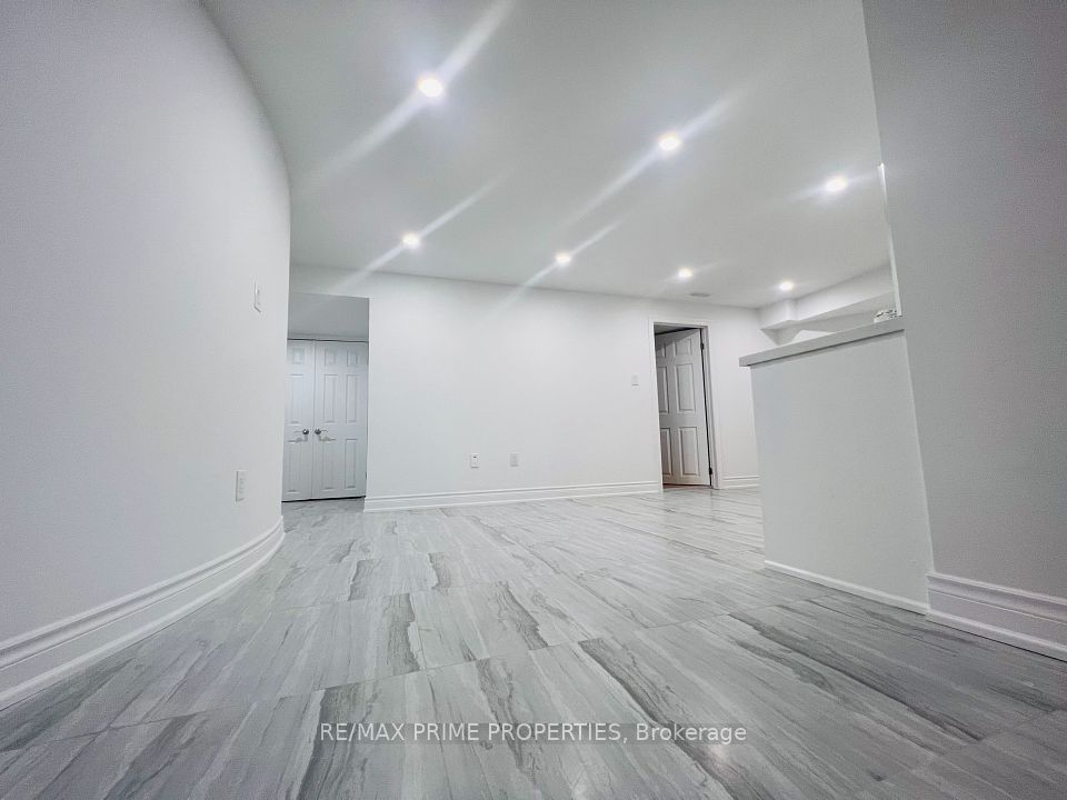 19 Dundee Crescent, Markham, ON L3R 8Y6