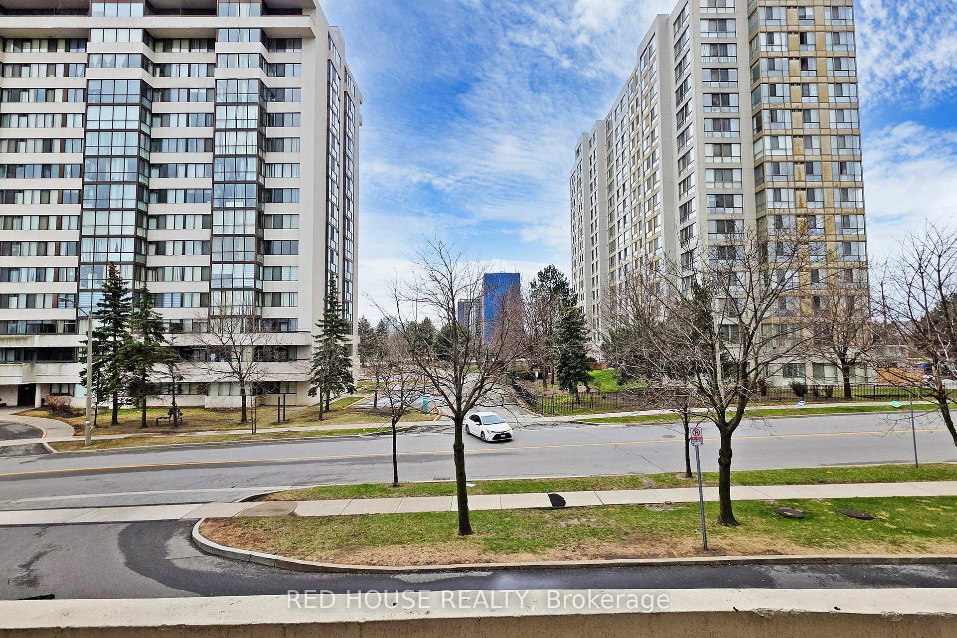 2 Bedrooms Condo at 10 Markbrook,  Toronto For sale