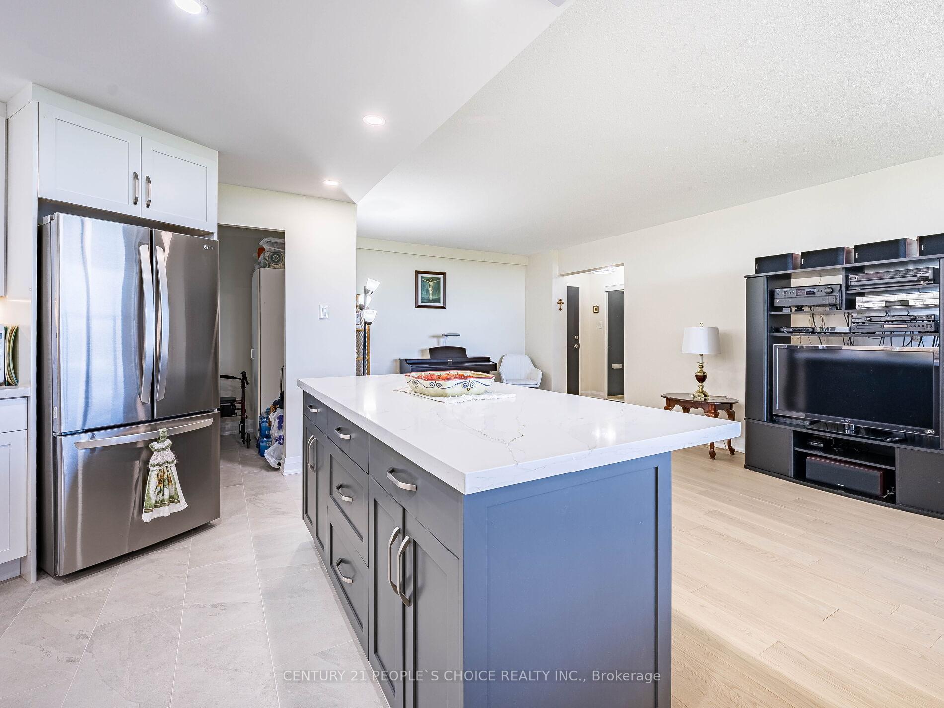 2 Bedrooms Condo at 451 The West Mall, Toronto For sale