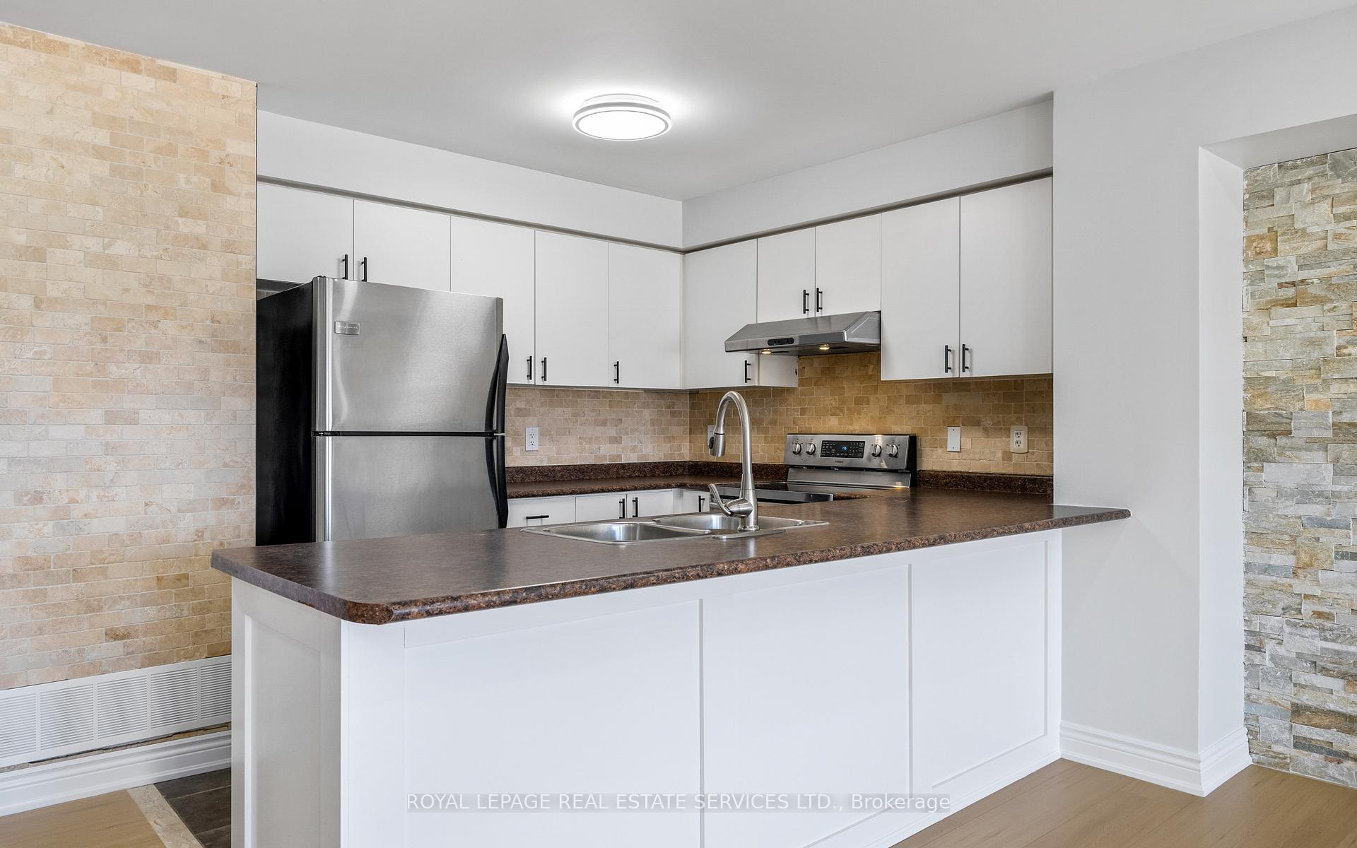 4 Bedrooms Condo at 5025 Ninth, Mississauga For sale