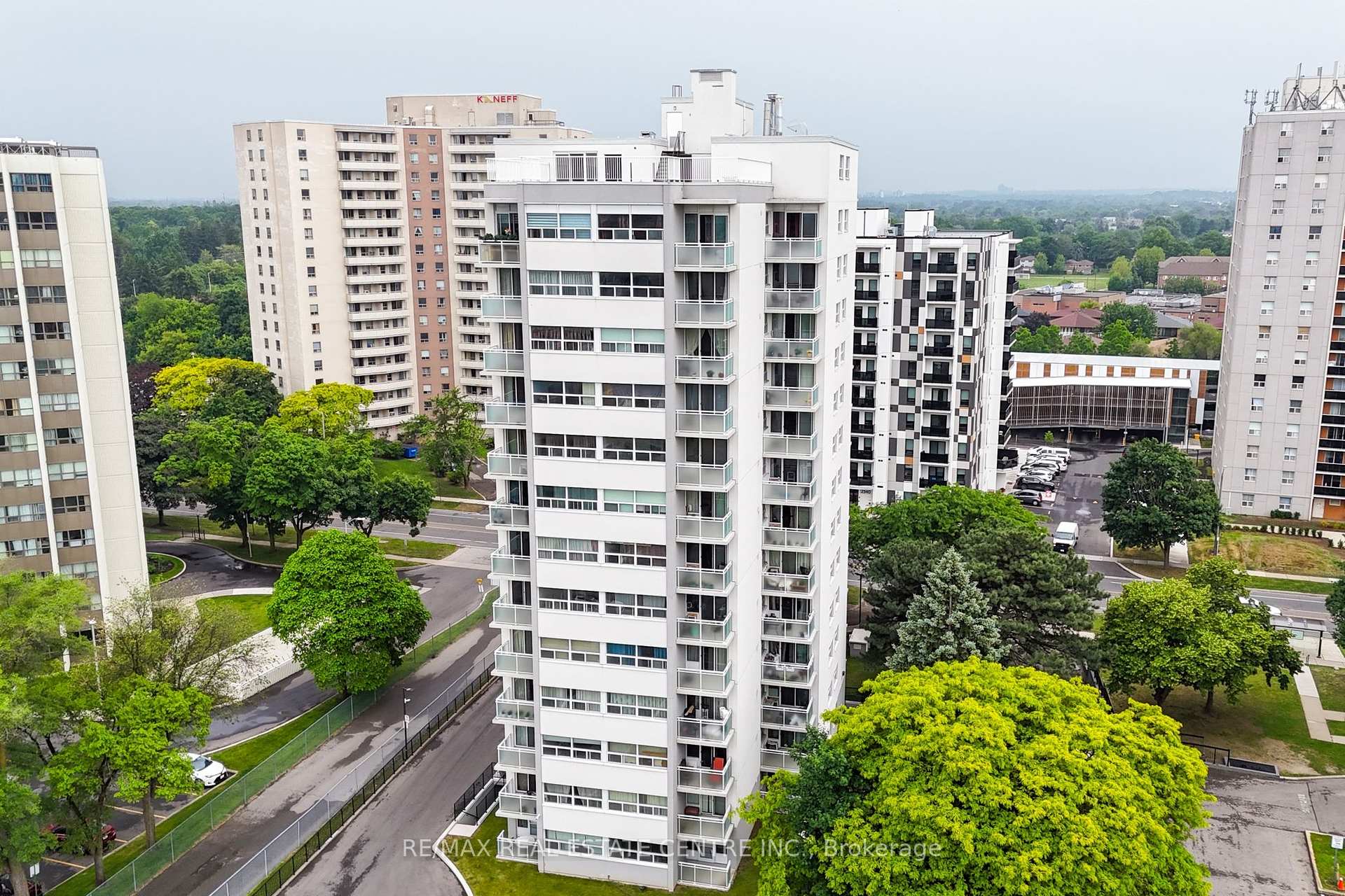 3 Bedrooms Condo at 2345 Confederation, Mississauga For sale