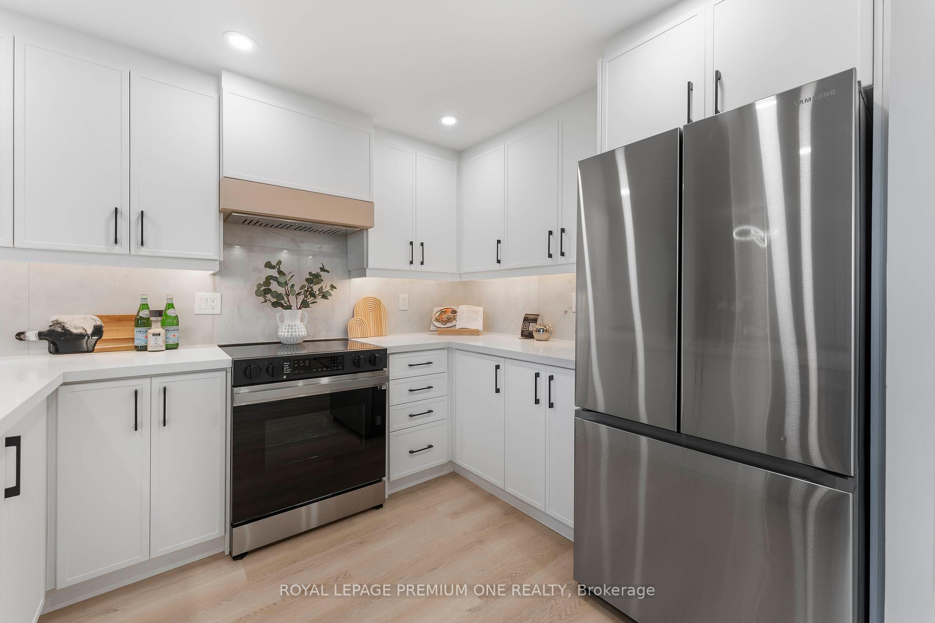 3 Bedrooms Condo at 60 Southport, Toronto For sale