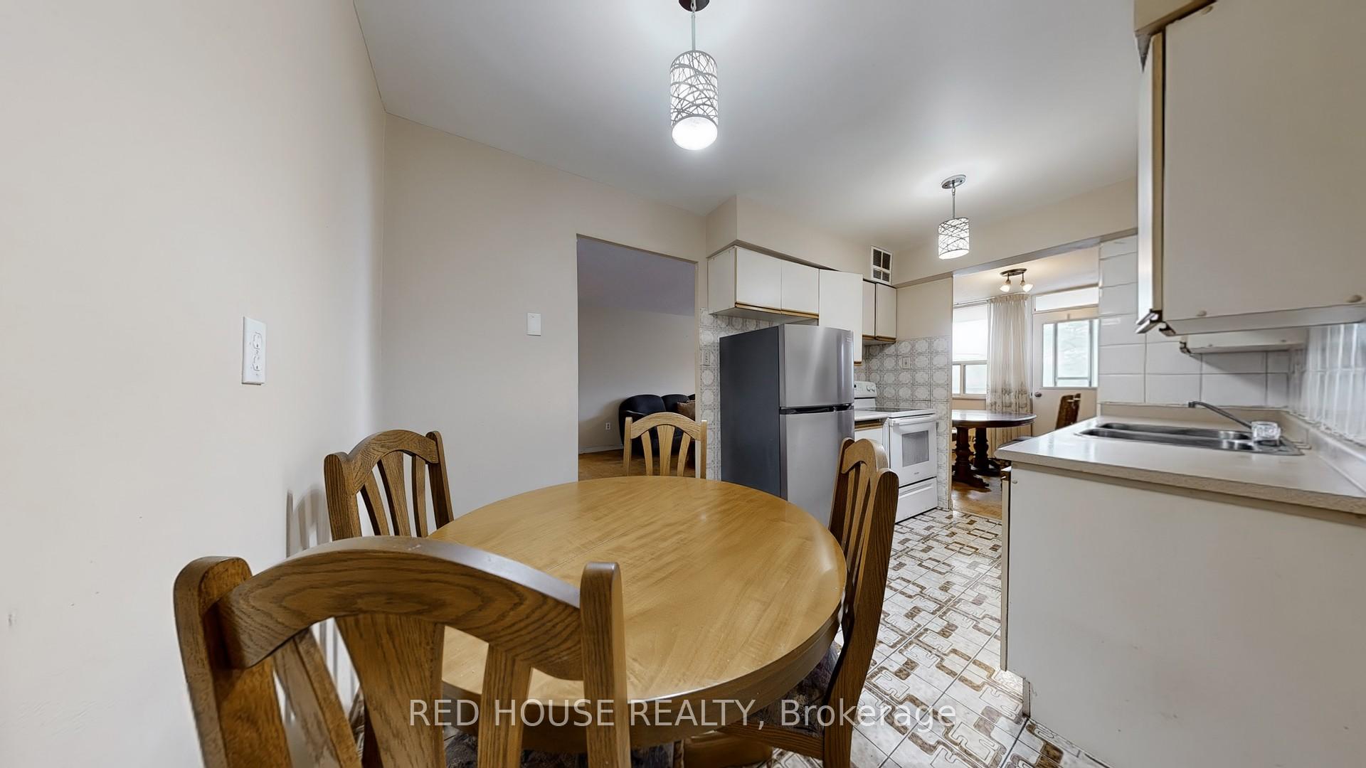 2 Bedrooms Condo at 5 Frith, Toronto For sale