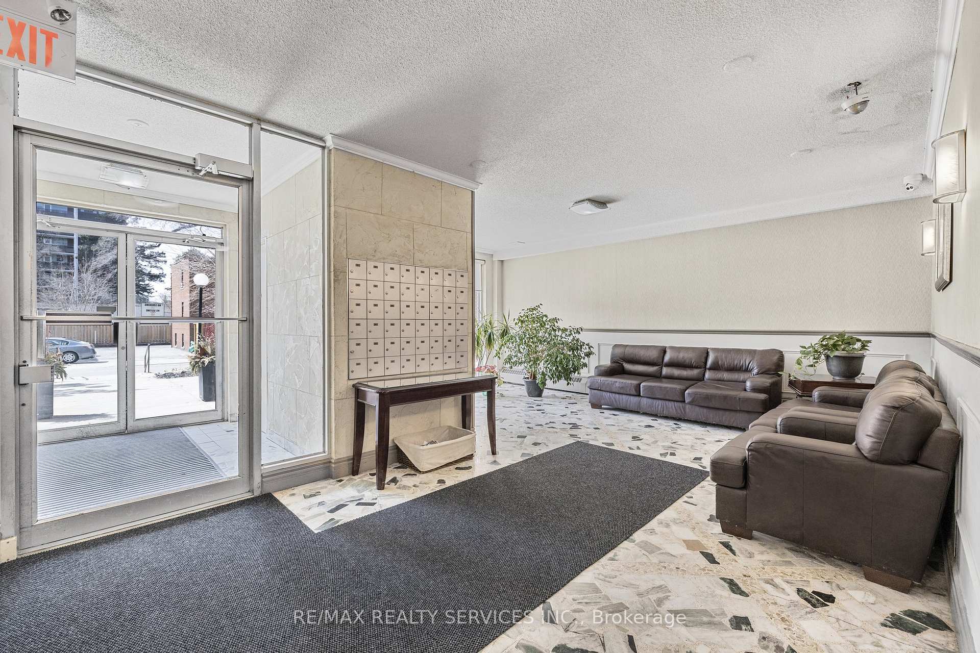 2 Bedrooms Condo at 15 Elizabeth, Mississauga For sale