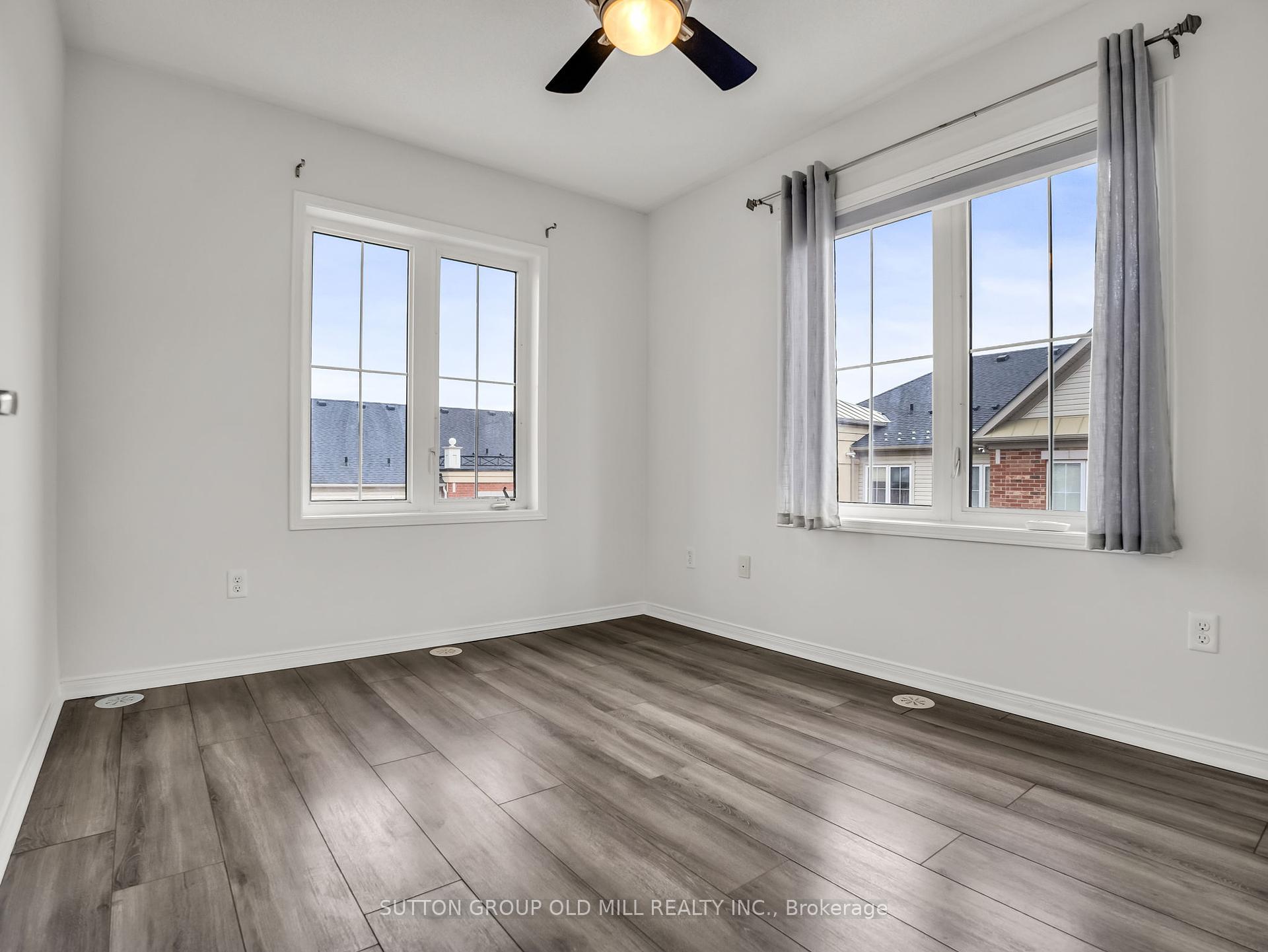 2 Bedrooms Condo at 43 Hays, Oakville For sale