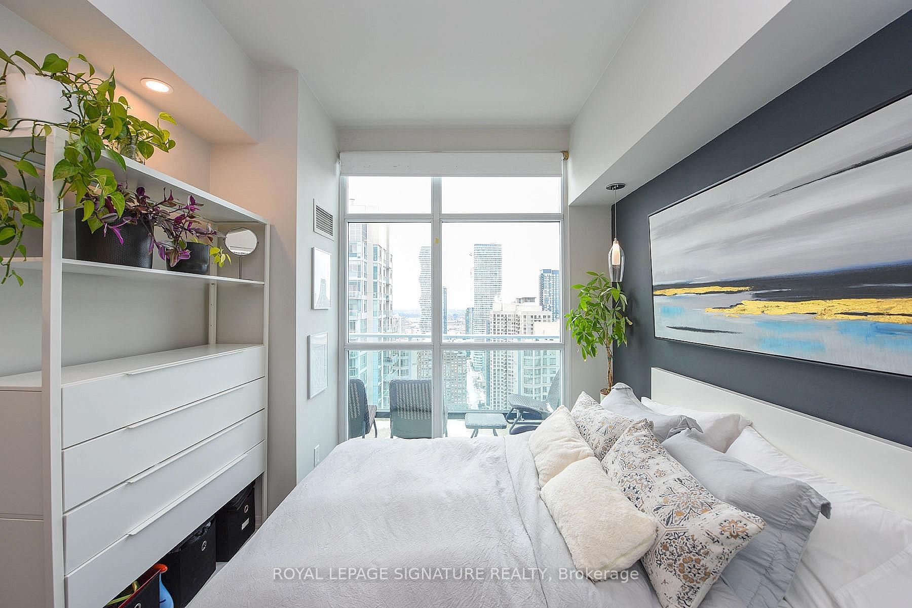 1 Bedroom Condo at 223 Webb,  Mississauga For sale