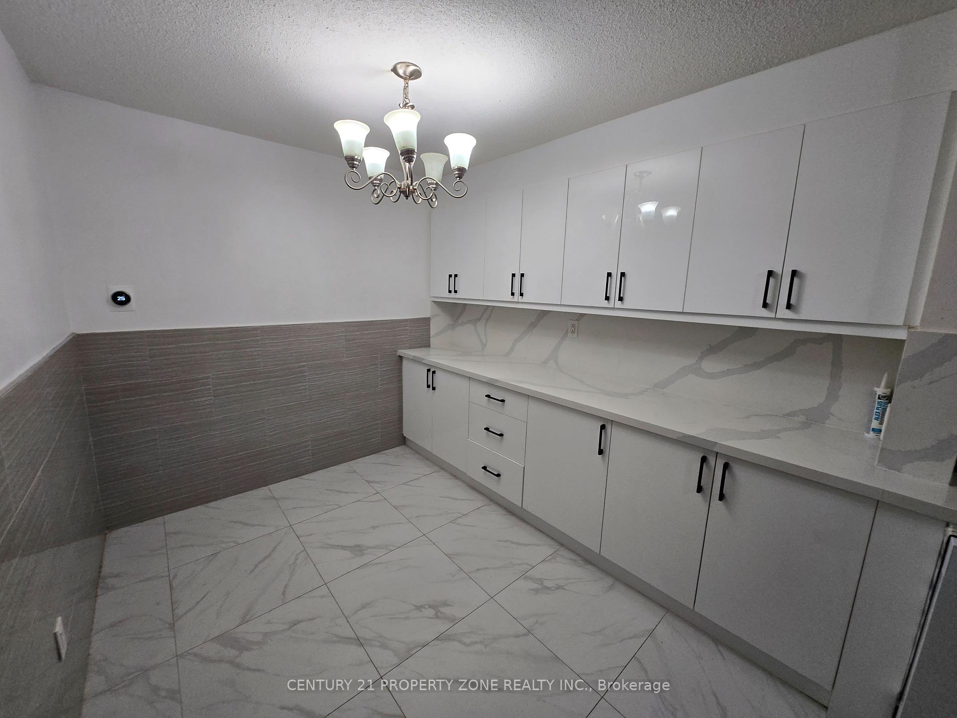 4 Bedrooms Condo at 3175 Kirwin, Mississauga For sale