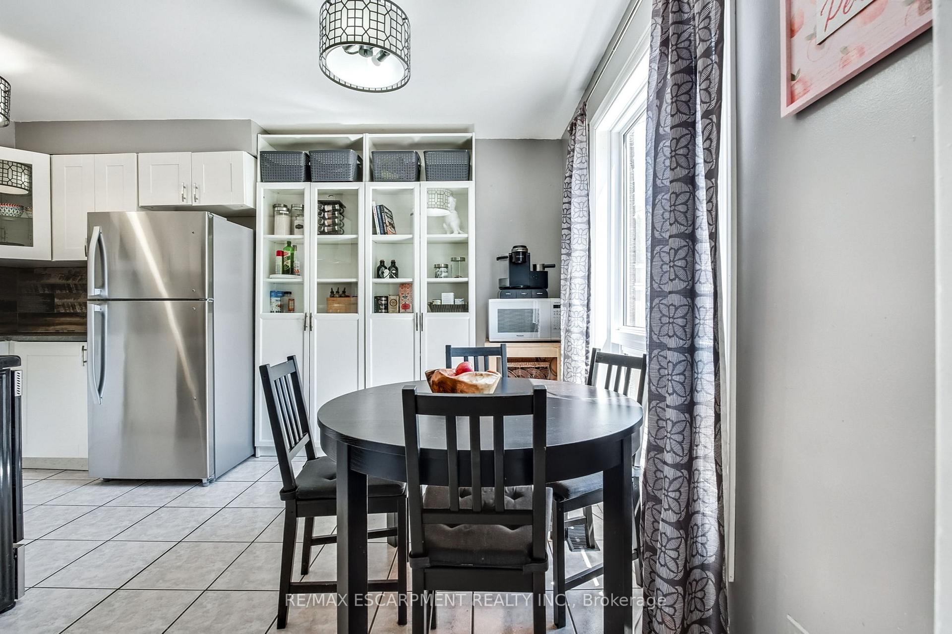 3 Bedrooms Condo at 2700 Barton, Hamilton For sale