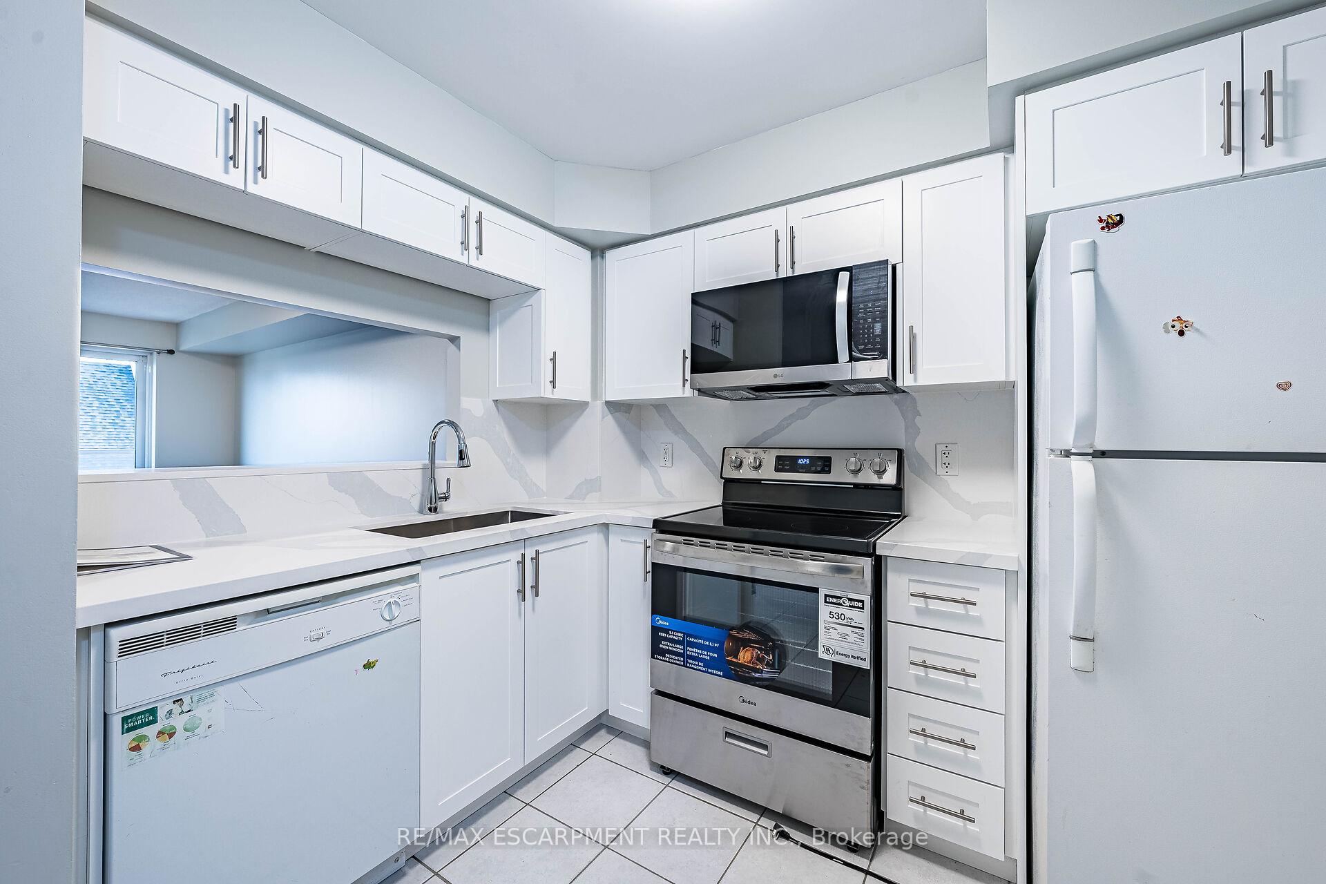 2 Bedrooms Condo at 4 Elsinore, Toronto For sale