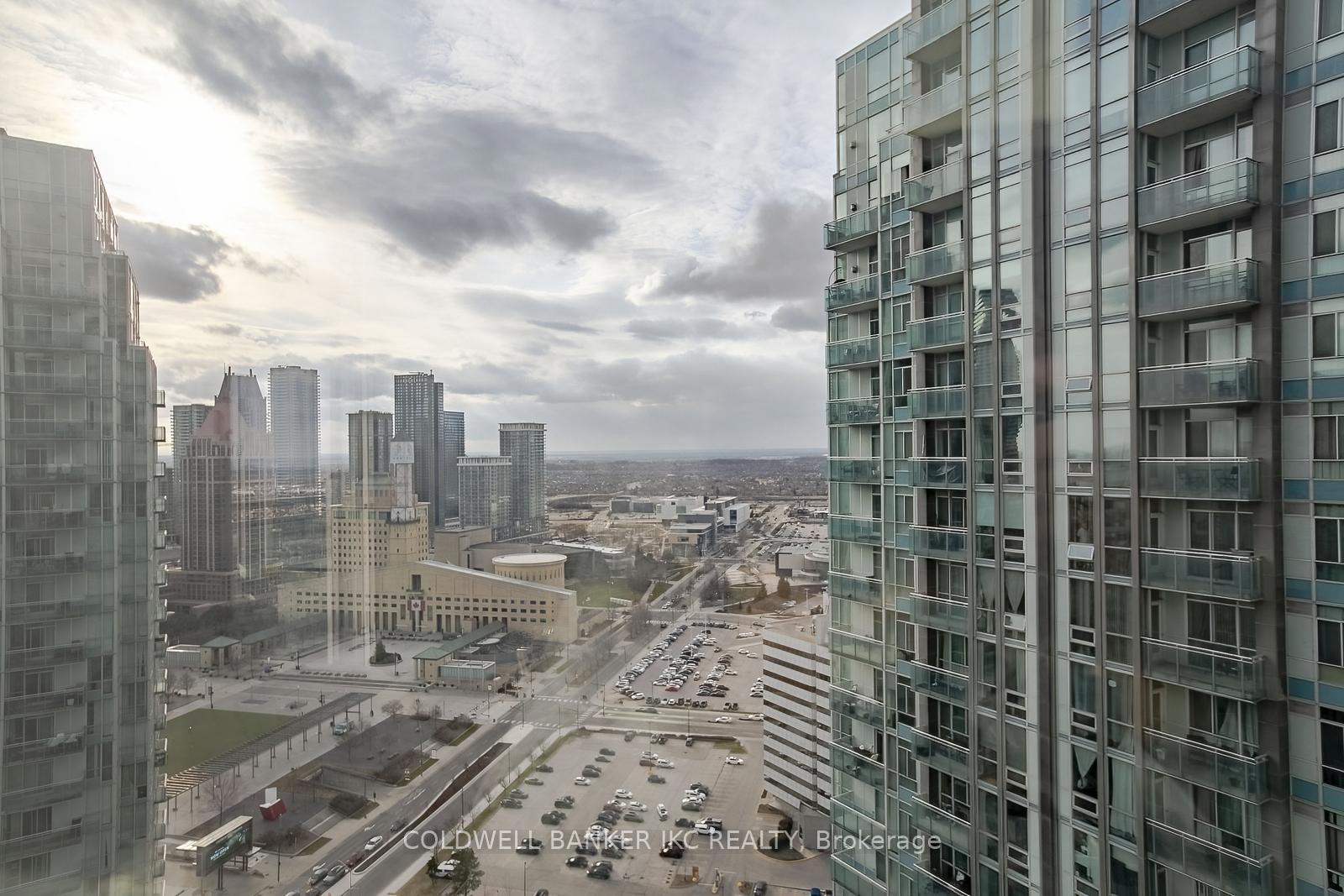2 Bedrooms Condo at 223 Webb, Mississauga For sale