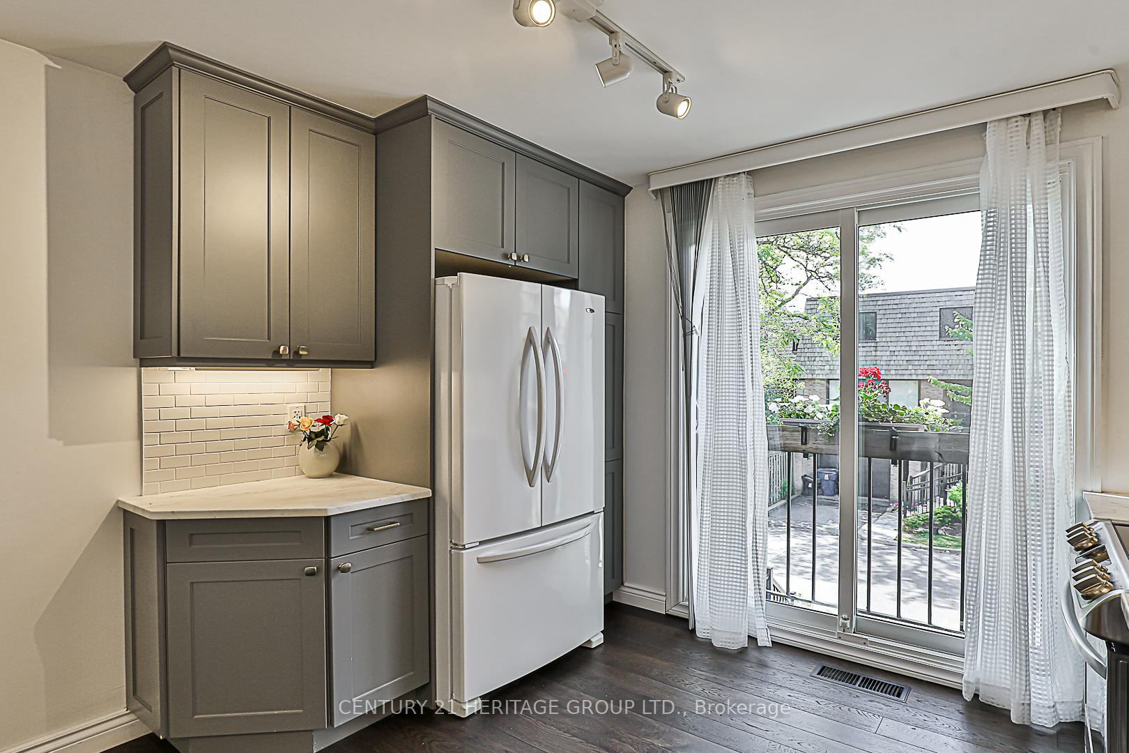 3 Bedrooms Condo at 4 Vale Carse,  Toronto For sale