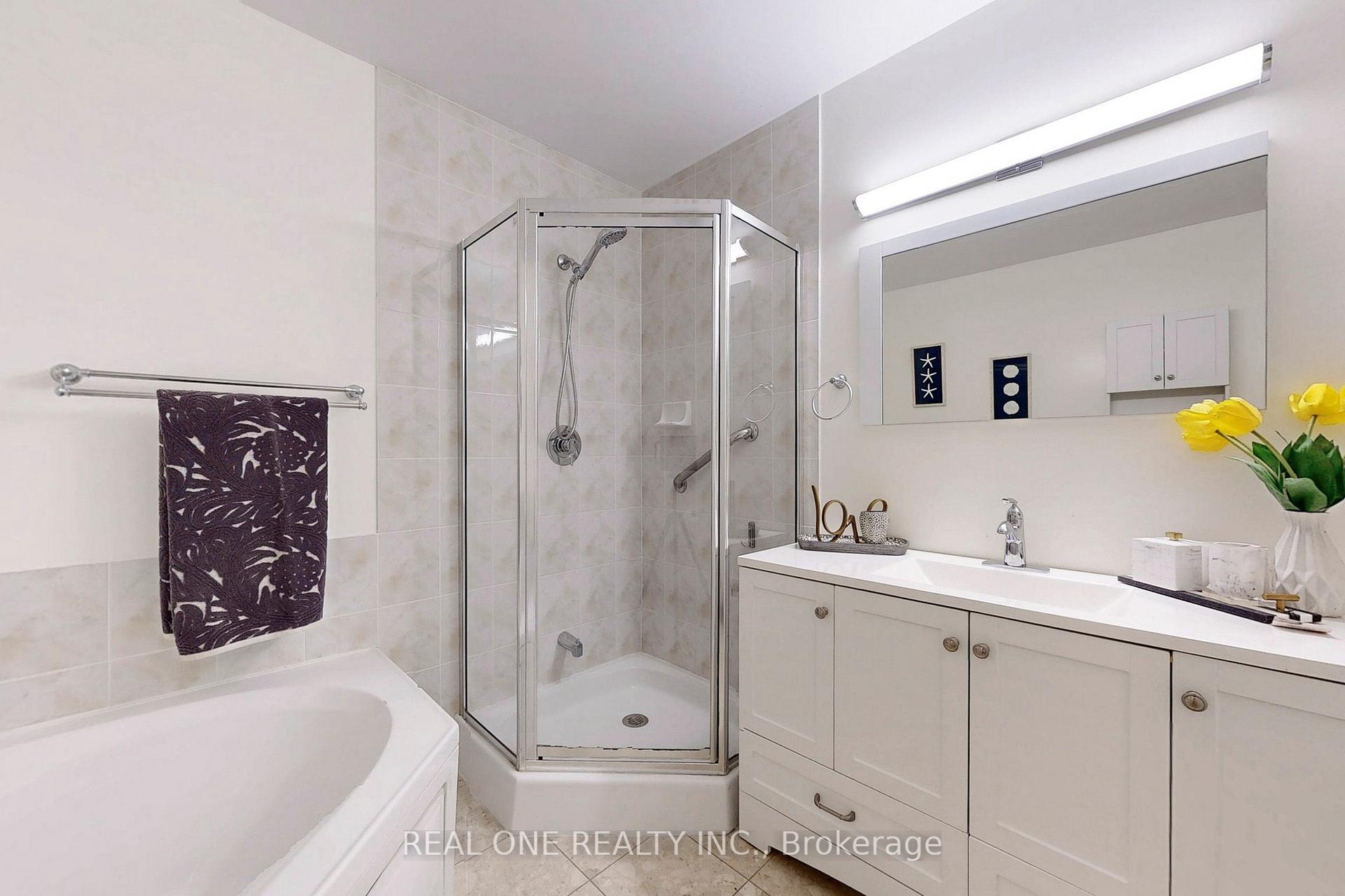2 Bedrooms Condo at 8 Covington, Toronto For sale