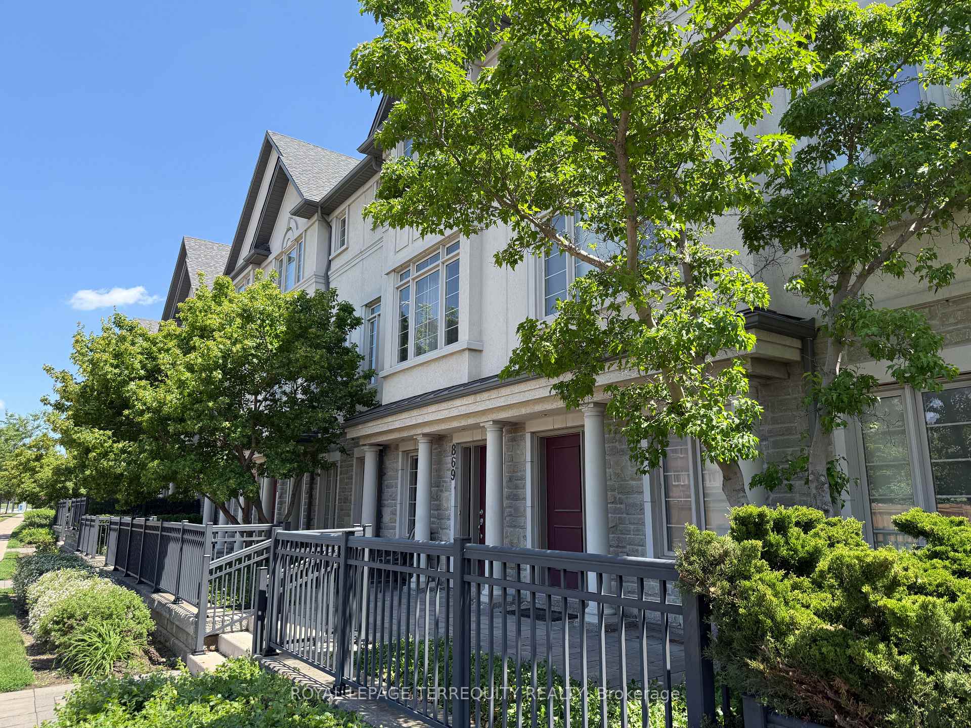 4 Bedrooms Condo at 871 New Westminster, Vaughan For sale
