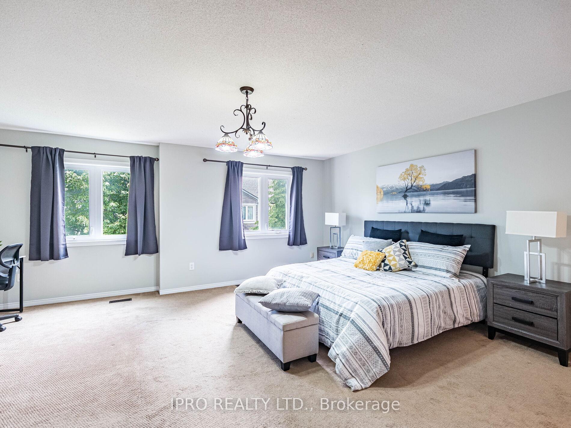 4 Bedrooms Condo at 833 Scollard, Mississauga For sale