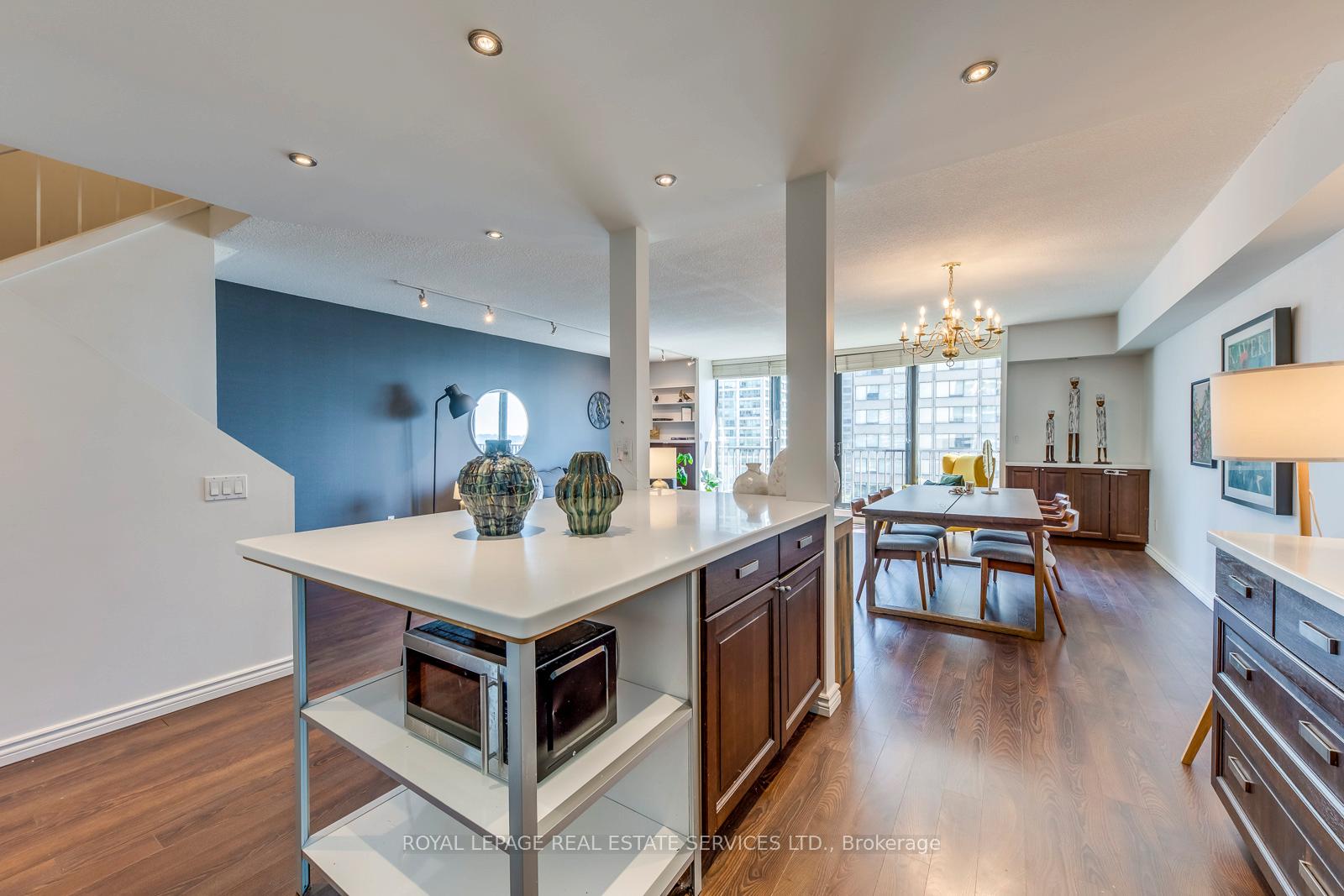 2 Bedrooms Condo at 33 Harbour, Toronto For sale