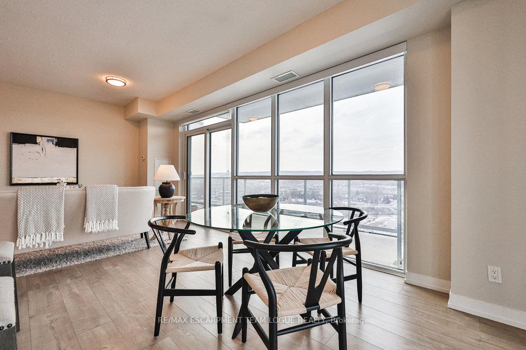 2 Bedrooms Condo at 2081 Fairview,  Burlington For sale