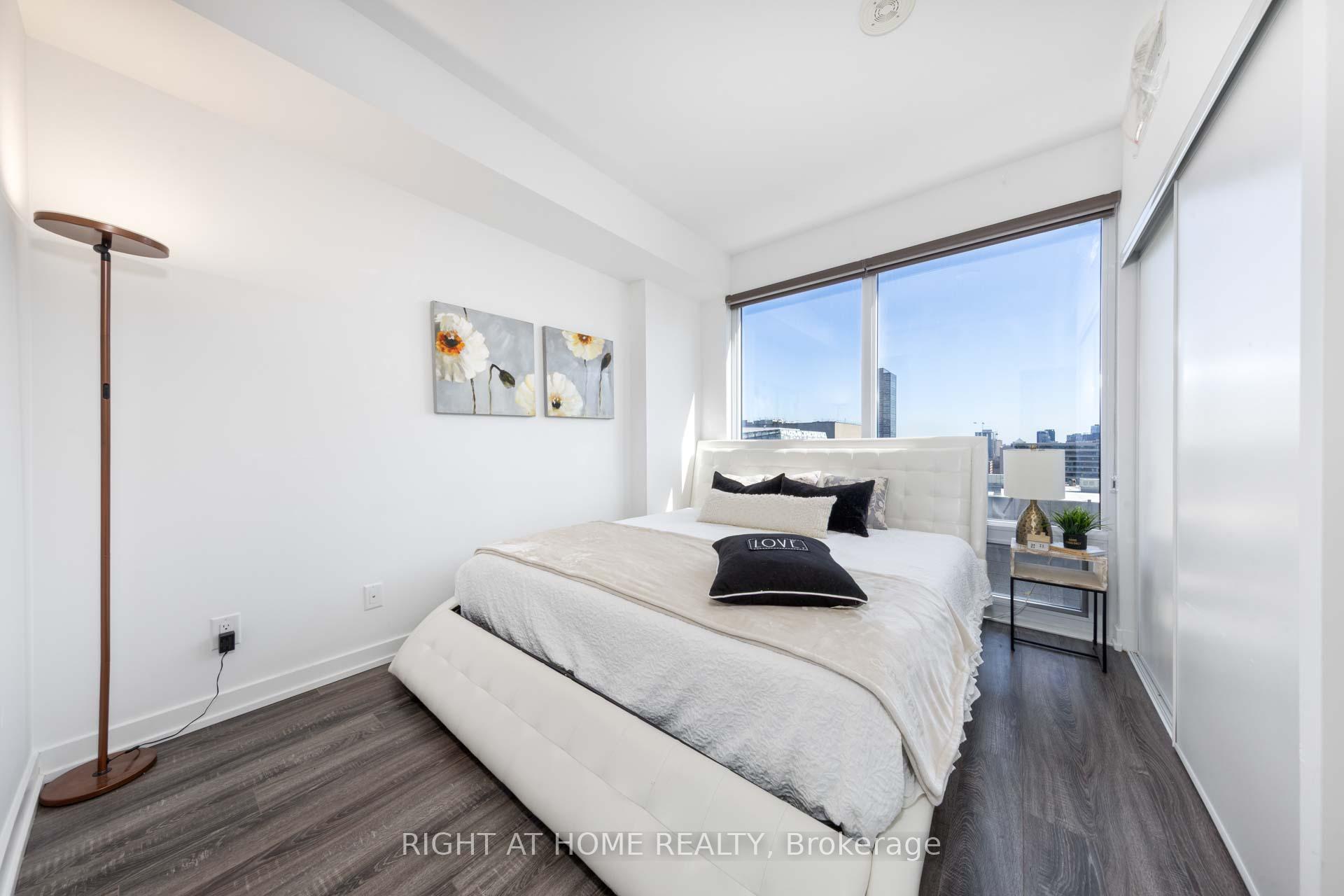 3 Bedrooms Condo at 20 Edward, Toronto For sale