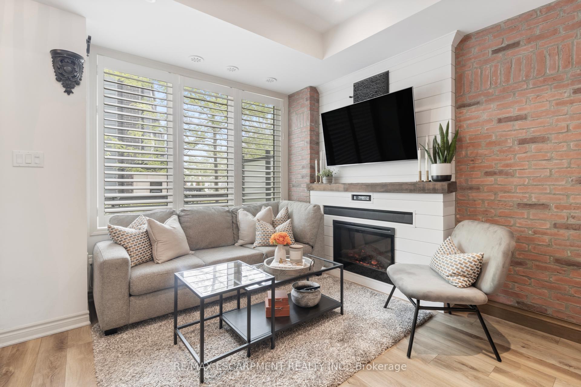 3 Bedrooms Condo at 2232 Bromsgrove, Mississauga For sale