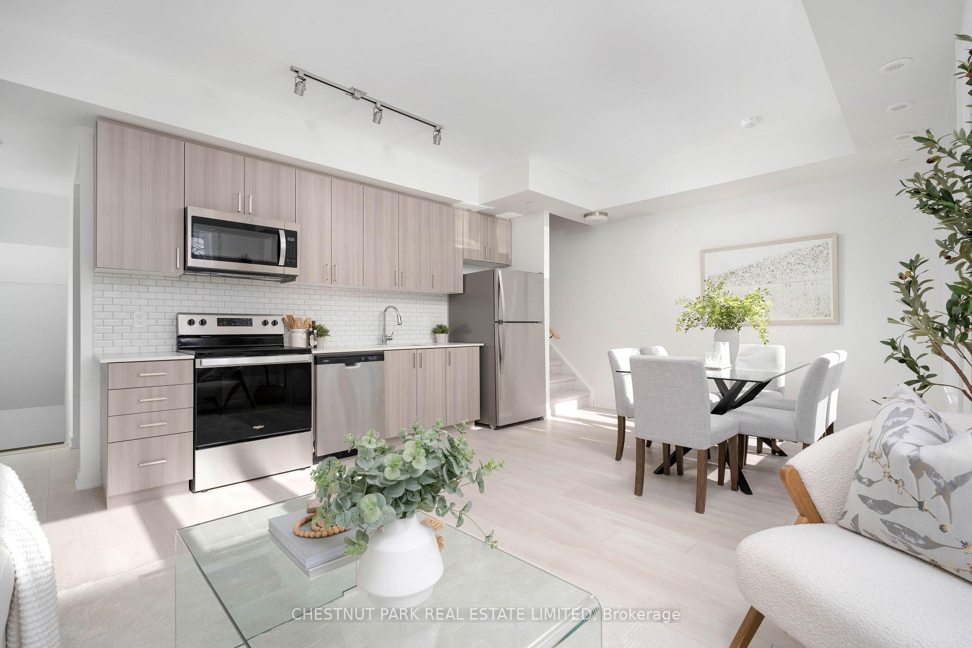 2 Bedrooms Condo at 4045 Hickory, Mississauga For sale