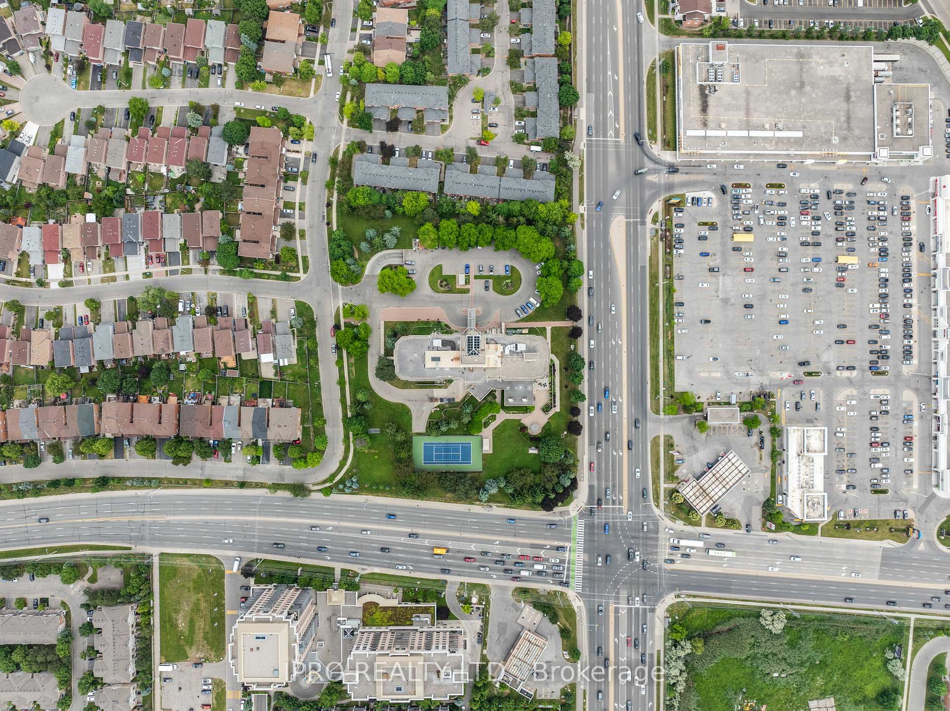 3 Bedrooms Condo at 700 Constellation, Mississauga For sale