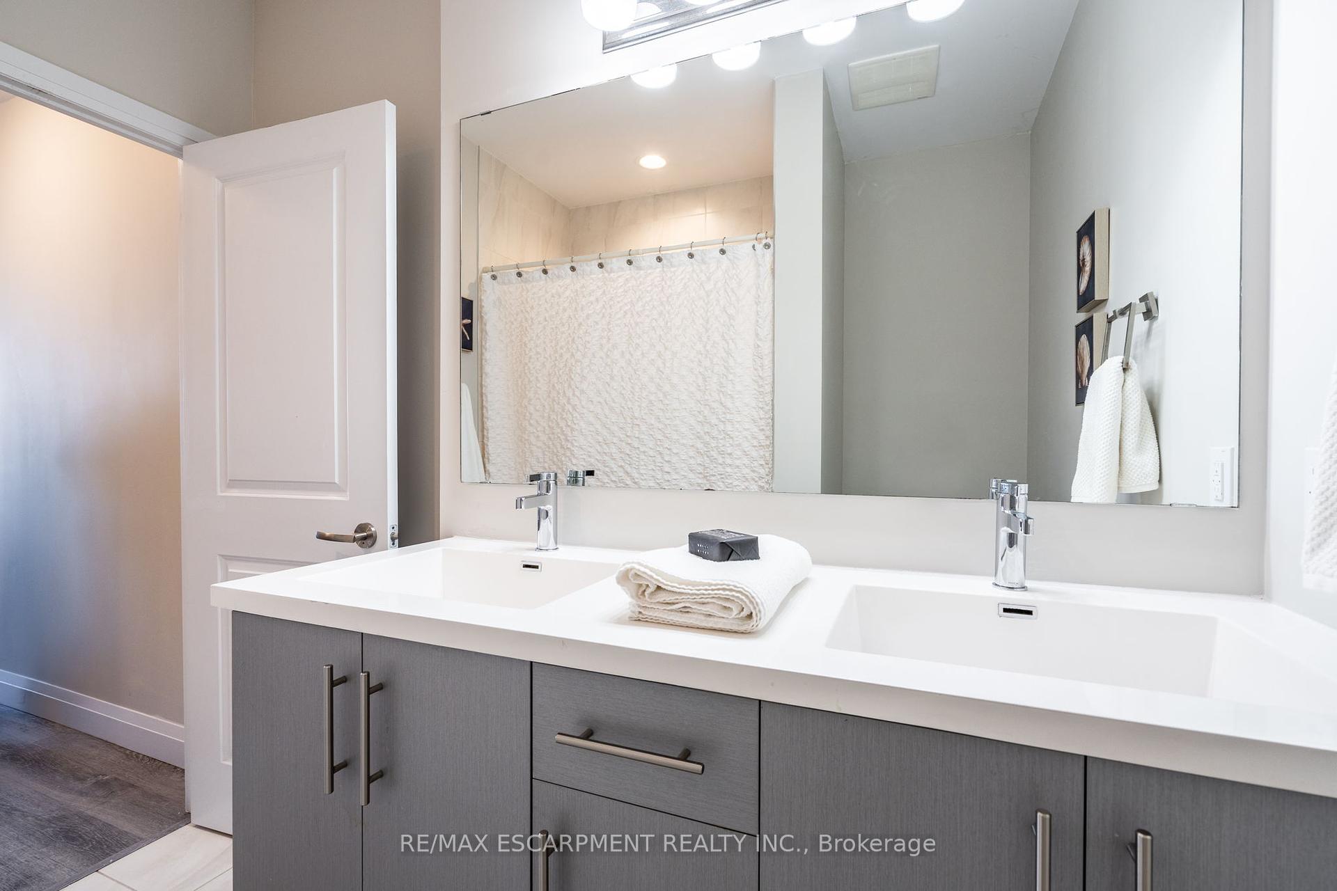 2 Bedrooms Condo at 1 Redfern, Hamilton For sale