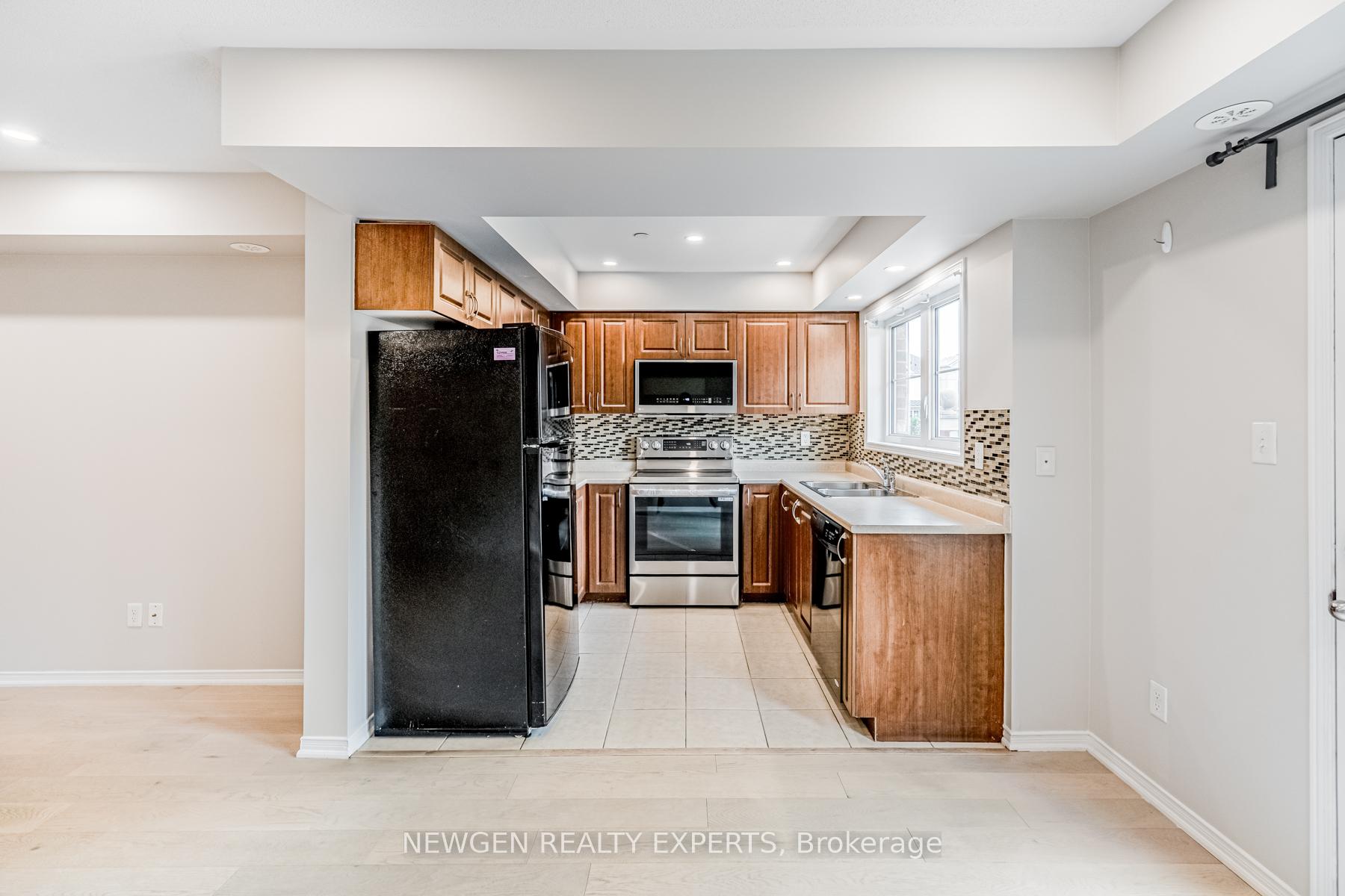 2 Bedrooms Condo at 51 Hays, Oakville For sale