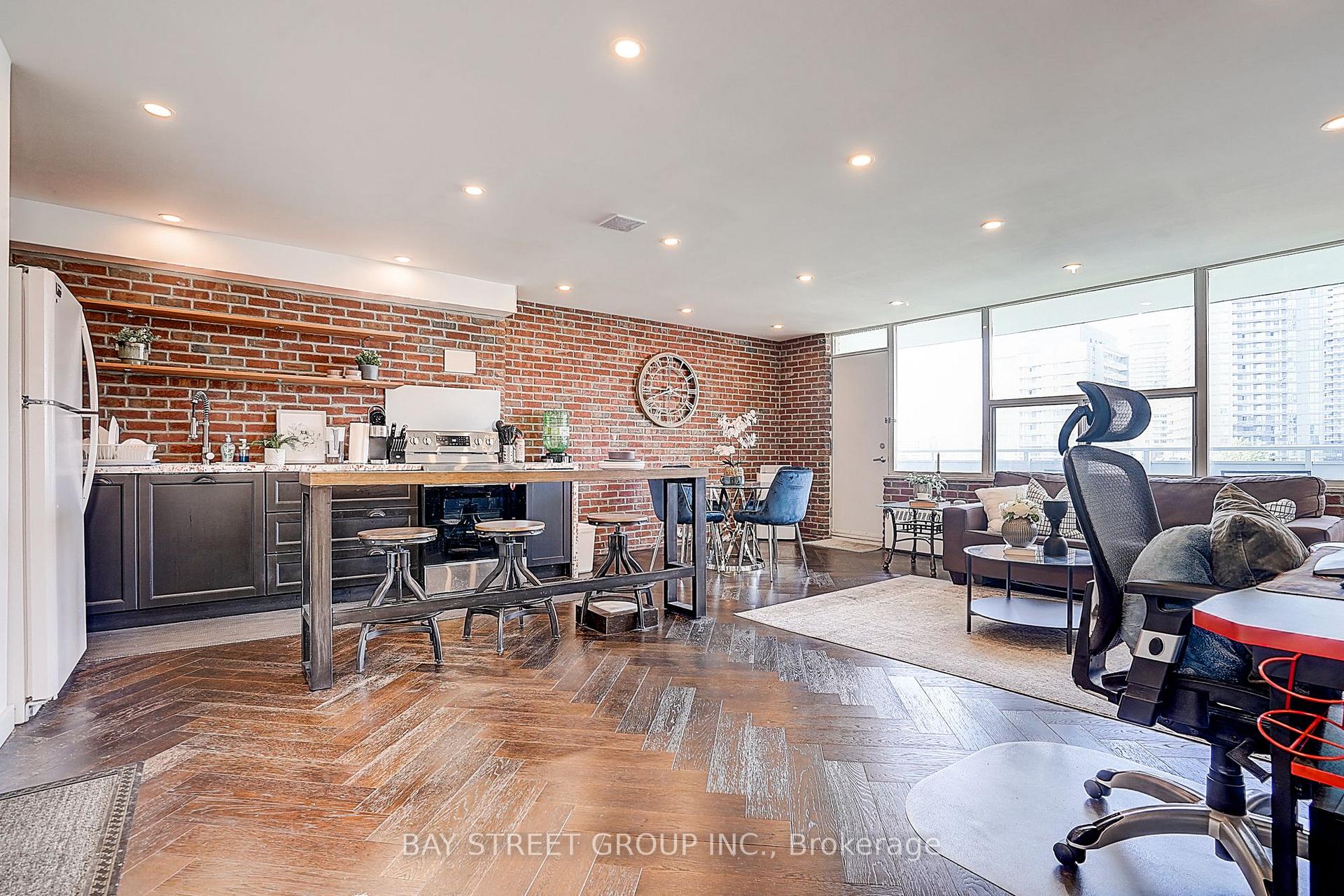 2 Bedrooms Condo at 10 Parkway Forest, Toronto For sale