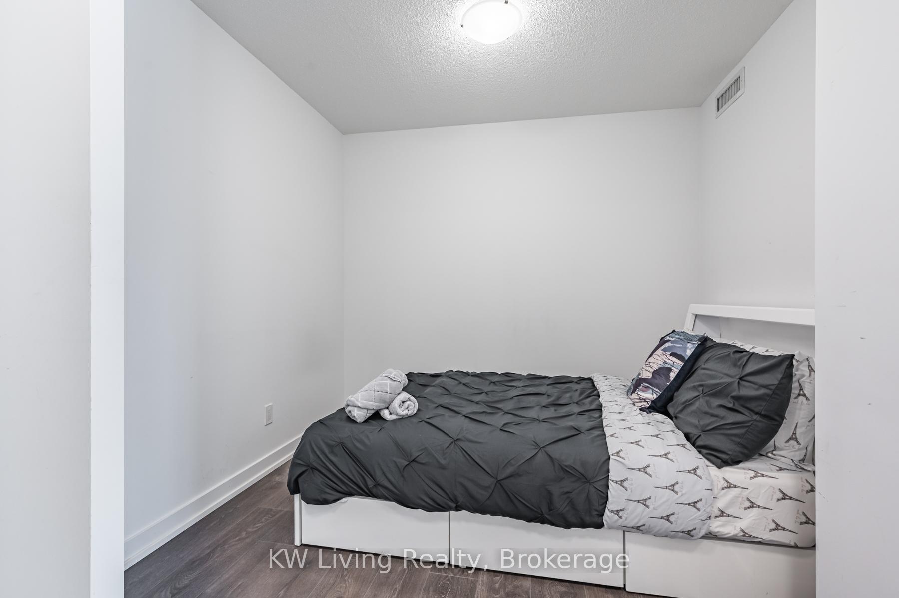 2 Bedrooms Condo at 8 Trent, Toronto For sale