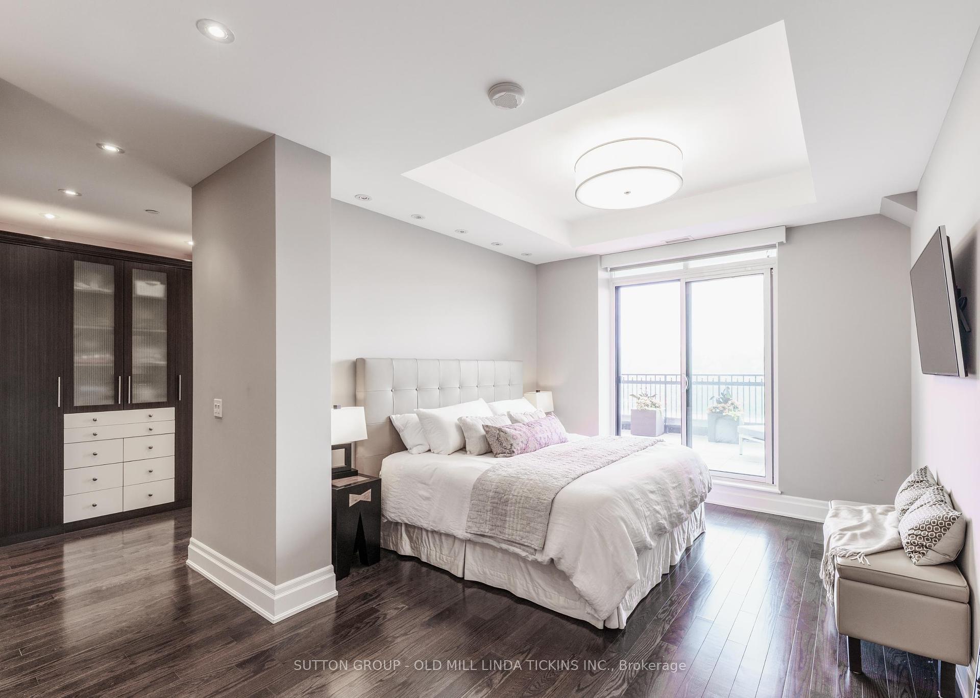 2 Bedrooms Condo at 30 Old Mill, Toronto For sale