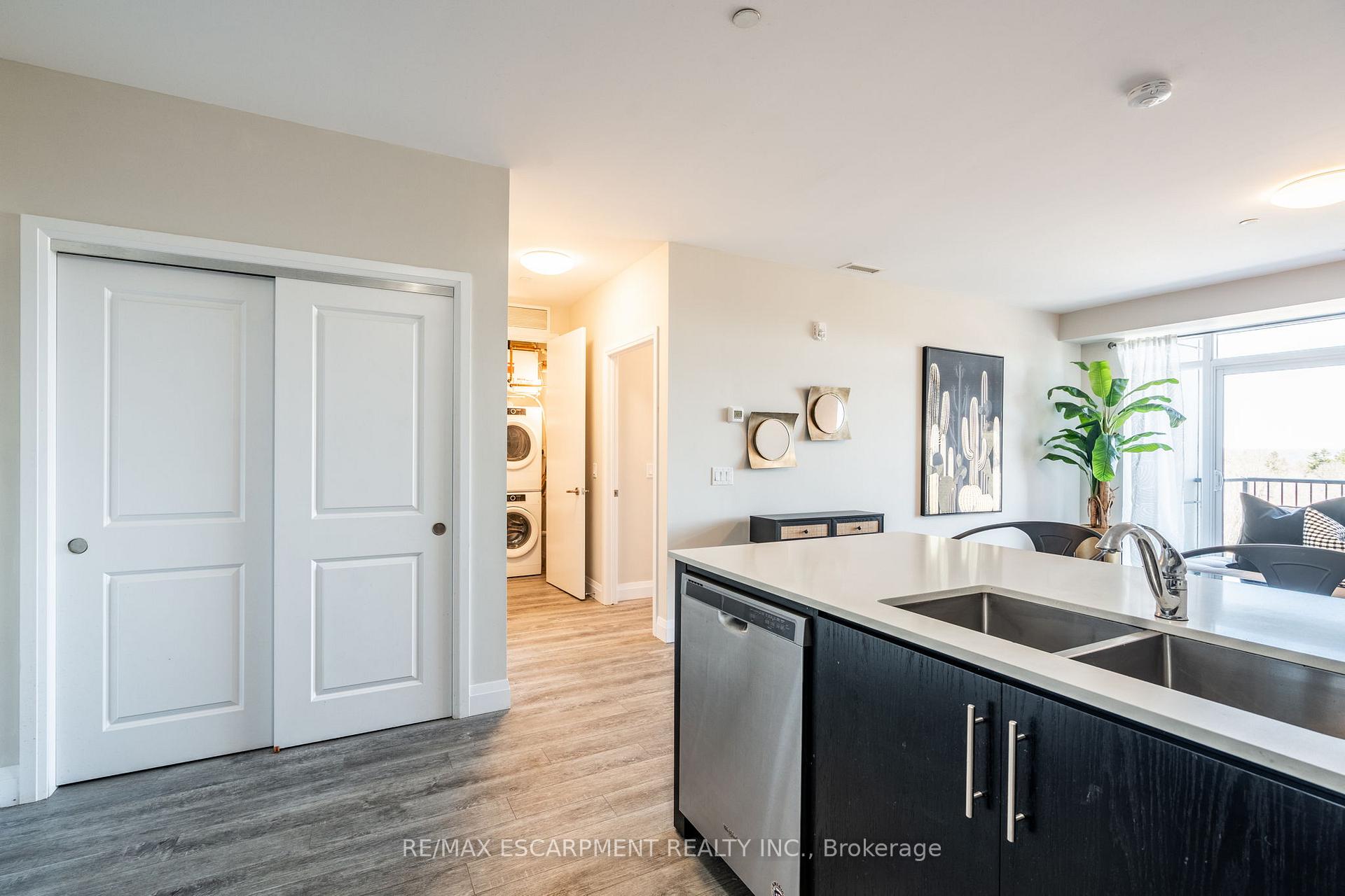 2 Bedrooms Condo at 1 Redfern, Hamilton For sale