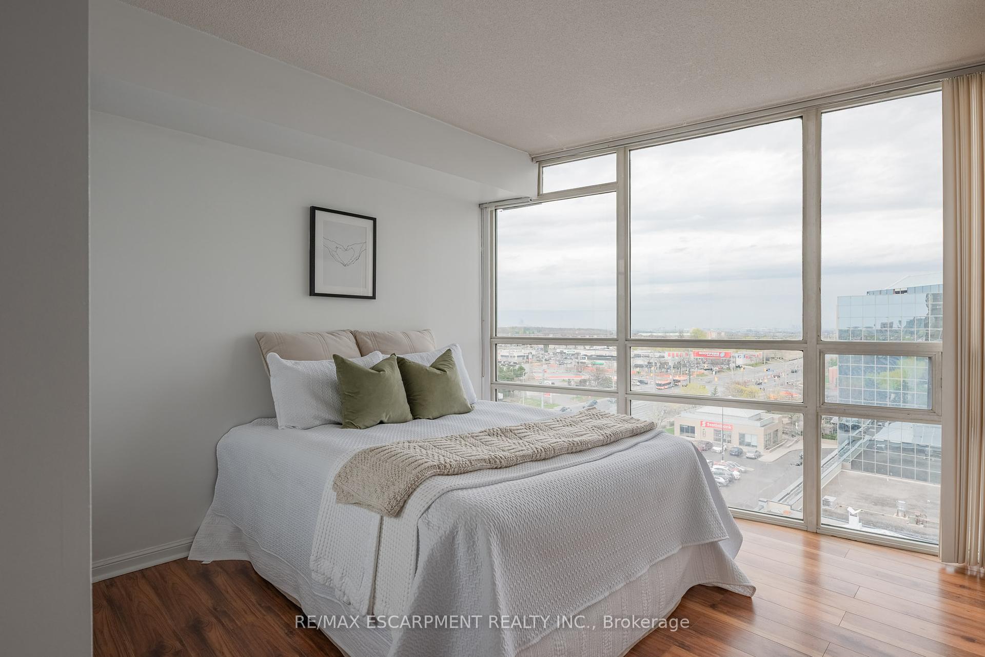 1 Bedroom Condo at 50 Eglinton, Mississauga For sale