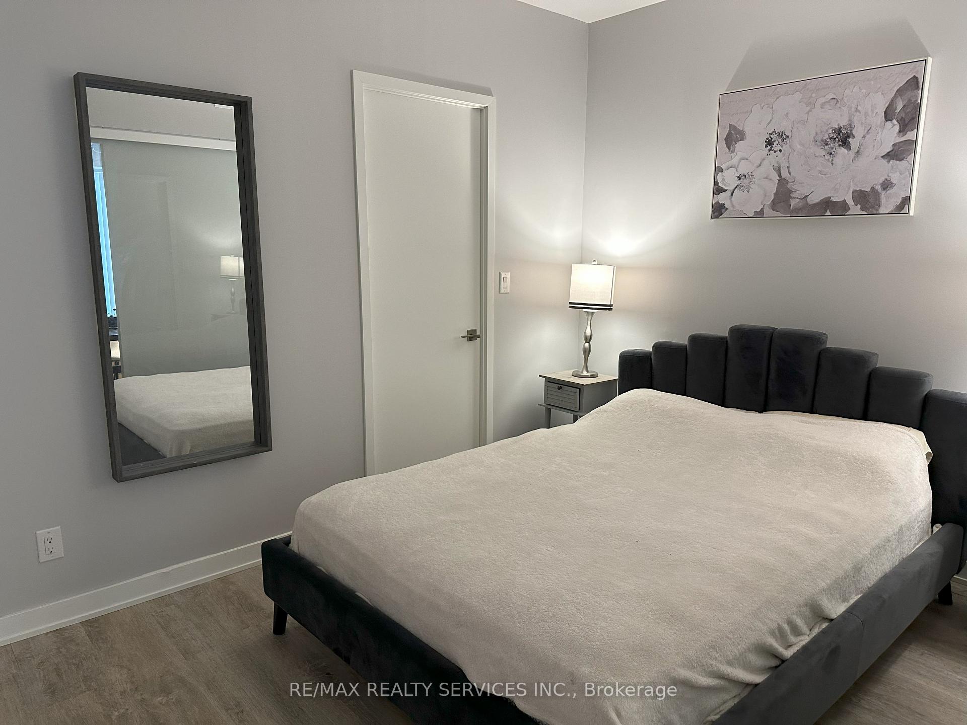 2 Bedrooms Condo at 17 Dundonald, Toronto For sale