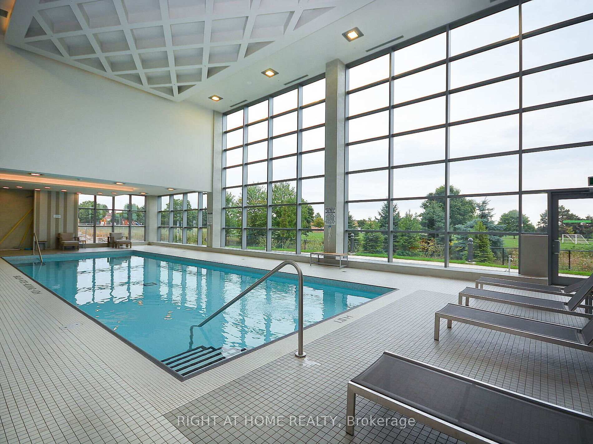 3 Bedrooms Condo at 4655 Glen Erin, Mississauga For sale