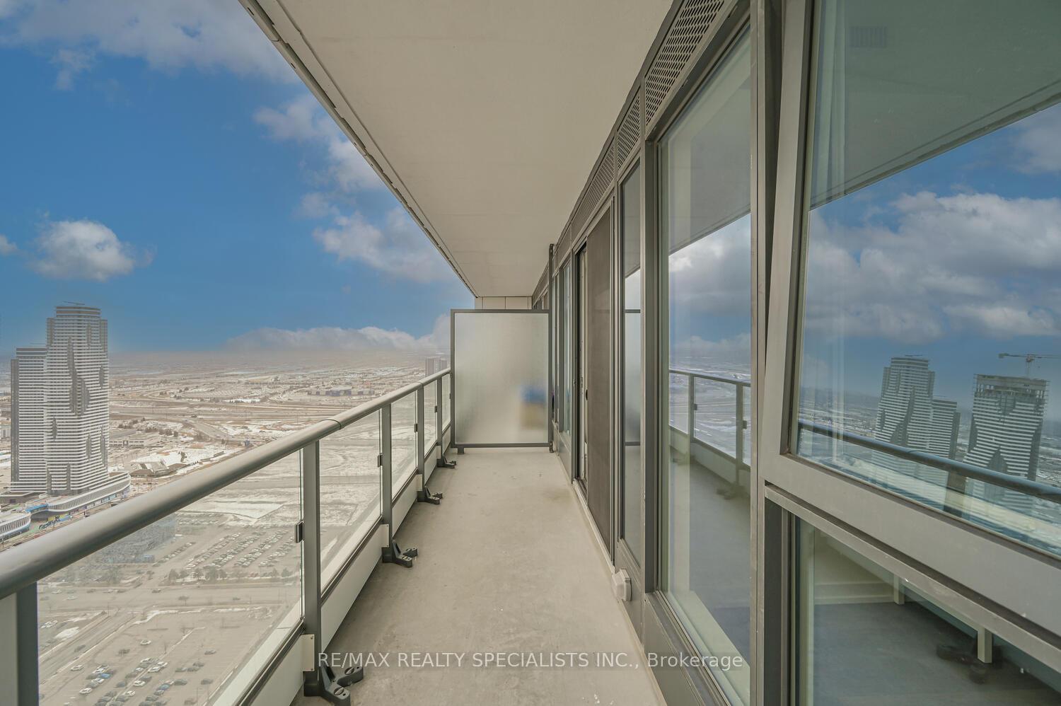2 Bedrooms Condo at 5 BUTTERMILL, Vaughan For sale