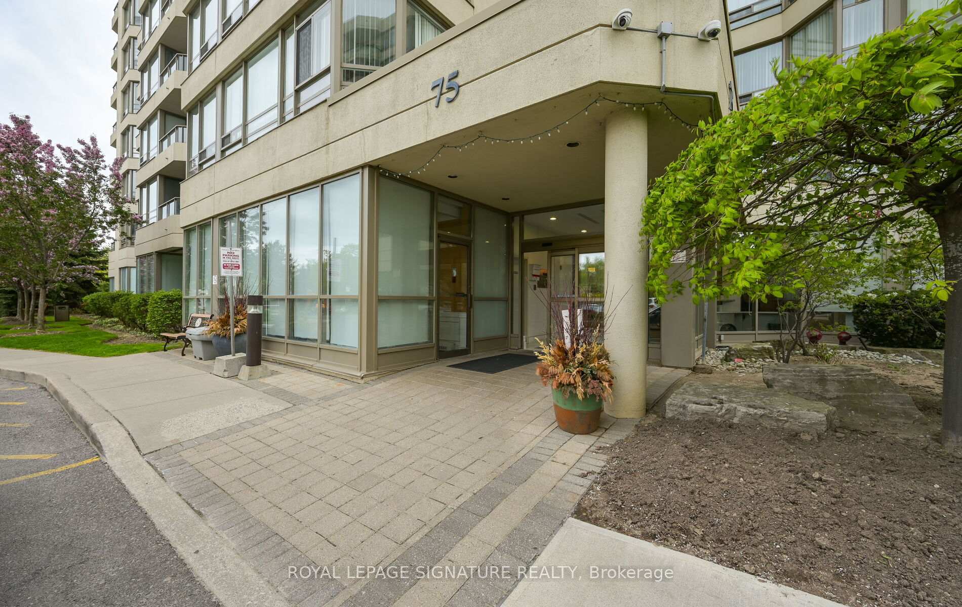 2 Bedrooms Condo at 75 King, Mississauga For sale