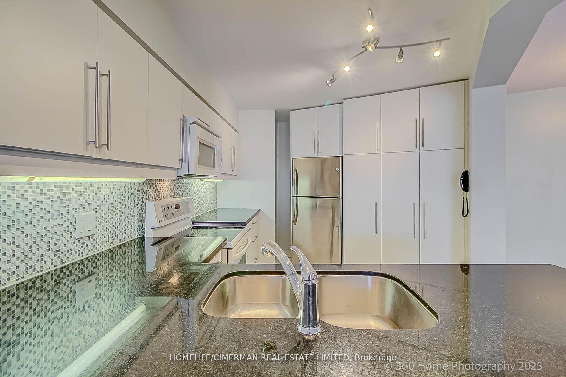 2 Bedrooms Condo at 20 Southport, Toronto For sale