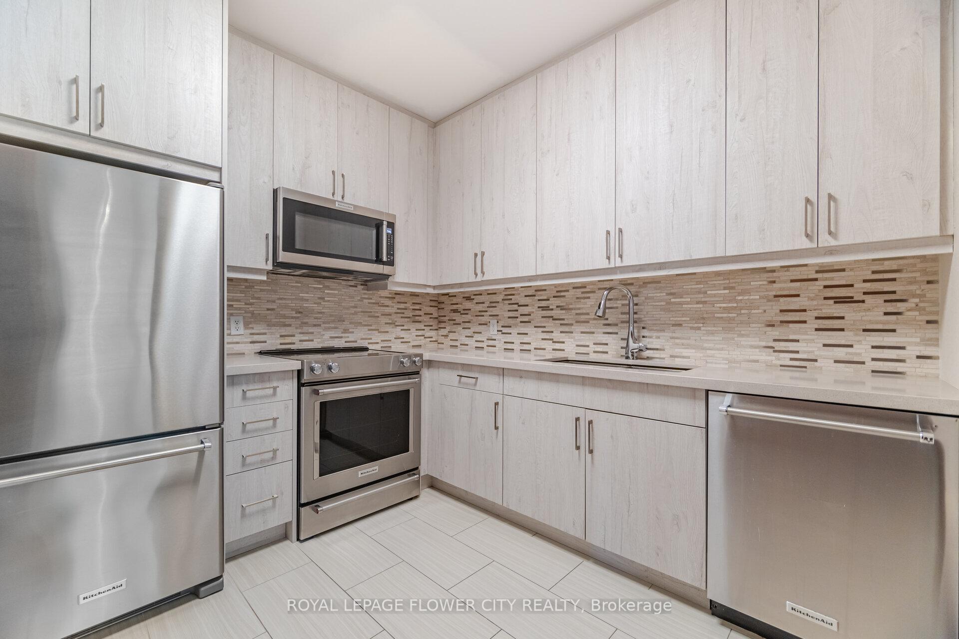 2 Bedrooms Condo at 156 Enfield, Mississauga For sale