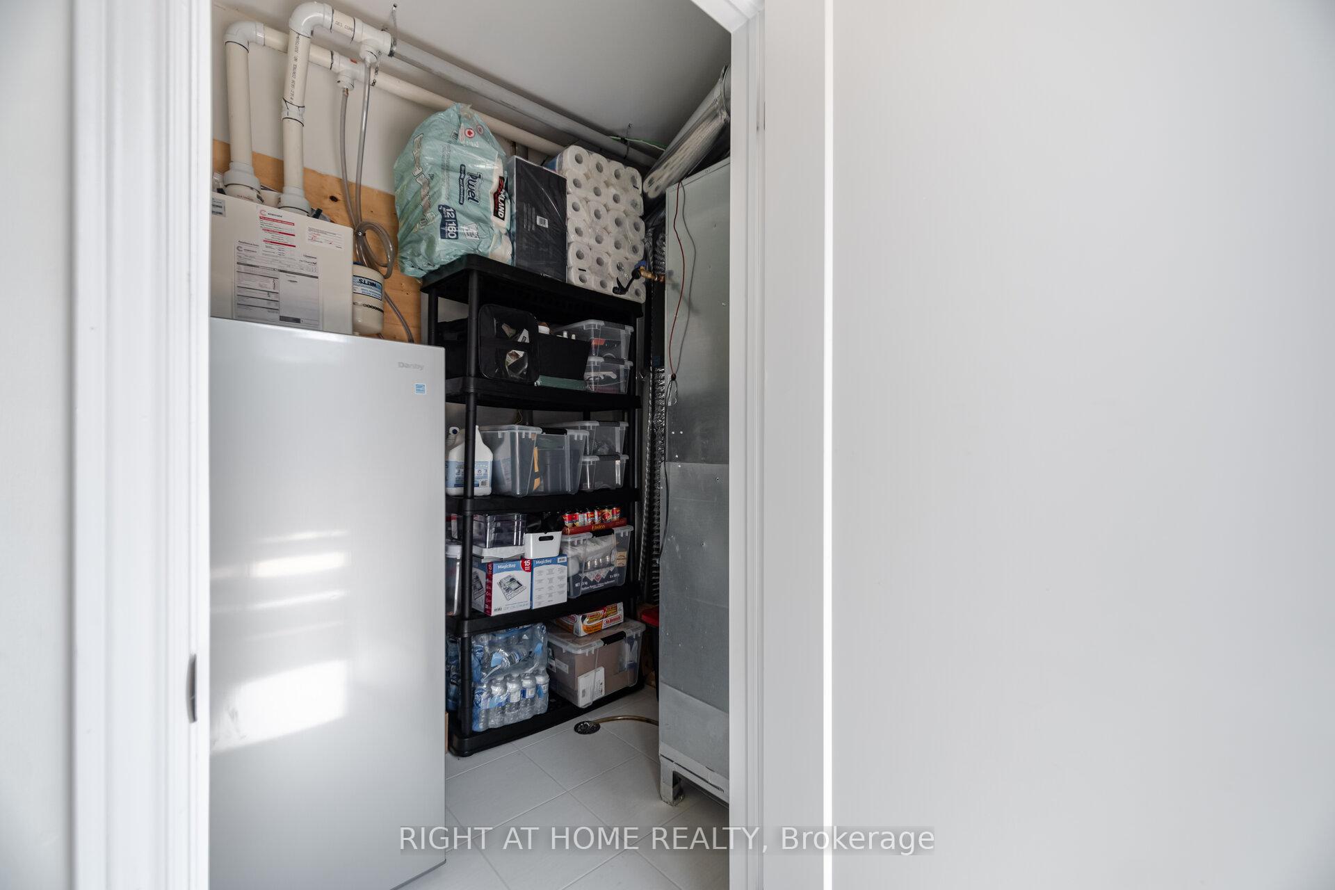 2 Bedrooms Condo at 349 Wheat Boom, Oakville For sale