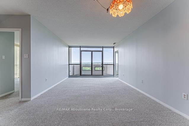 2 Bedrooms Condo at 5080 Pinedale, Burlington For sale