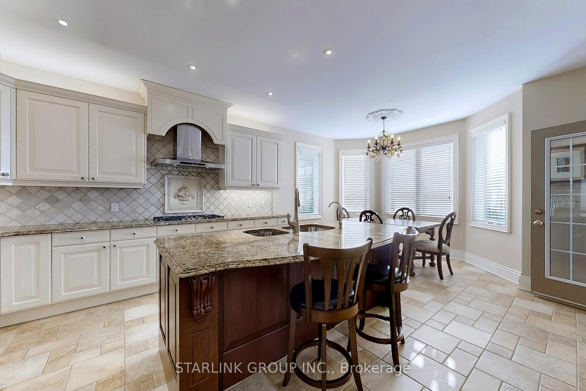 6 Bedrooms Condo at 729 Hidden Grove,  Mississauga For sale
