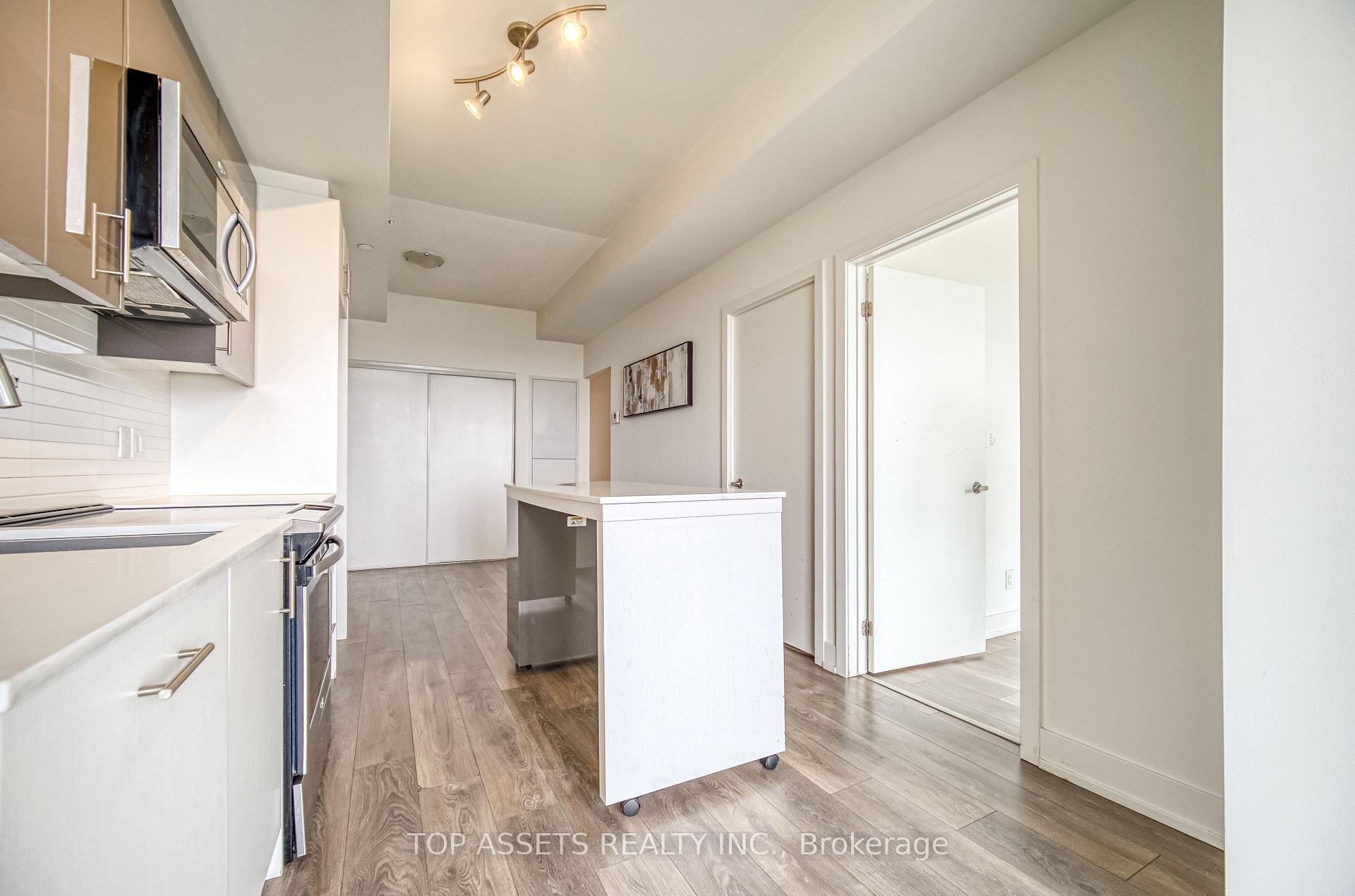 2 Bedrooms Condo at 180 Fairview Mall, Toronto For sale