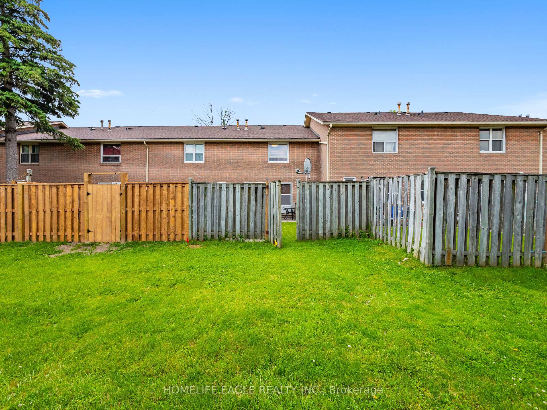 3 Bedrooms Condo at 7255 Dooley, Mississauga For sale