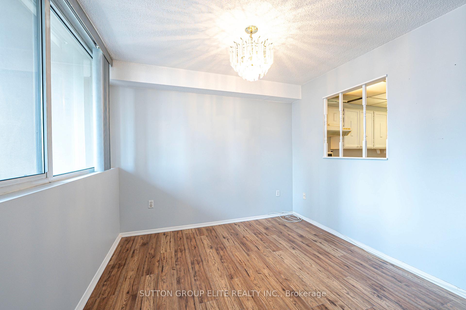 3 Bedrooms Condo at 3590 Kaneff,  Mississauga For sale