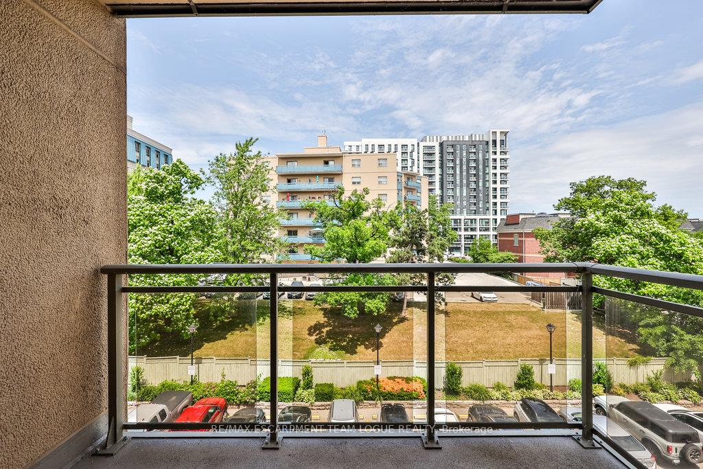 2 Bedrooms Condo at 2511 Lakeshore, Oakville For sale