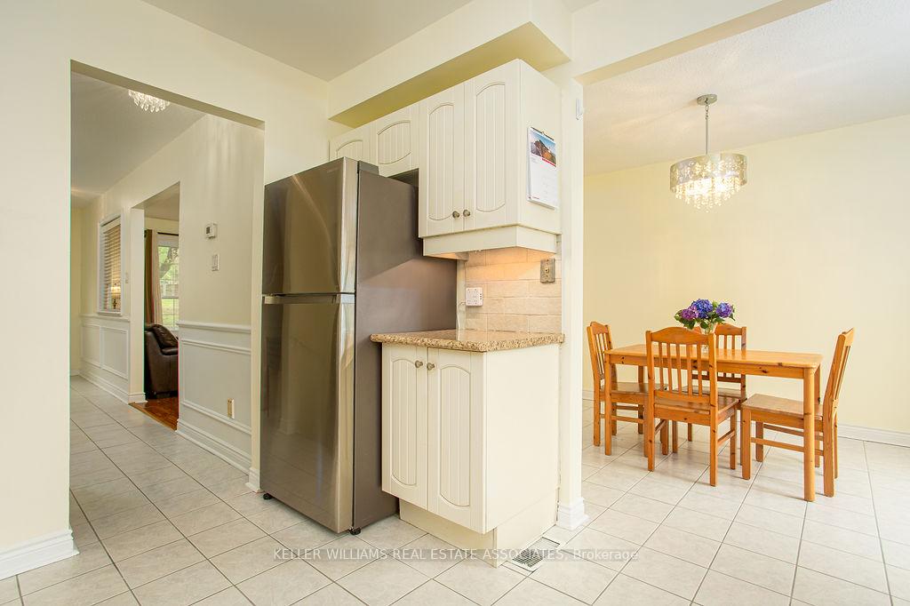 3 Bedrooms Condo at 2216 Upper Middle, Burlington For sale