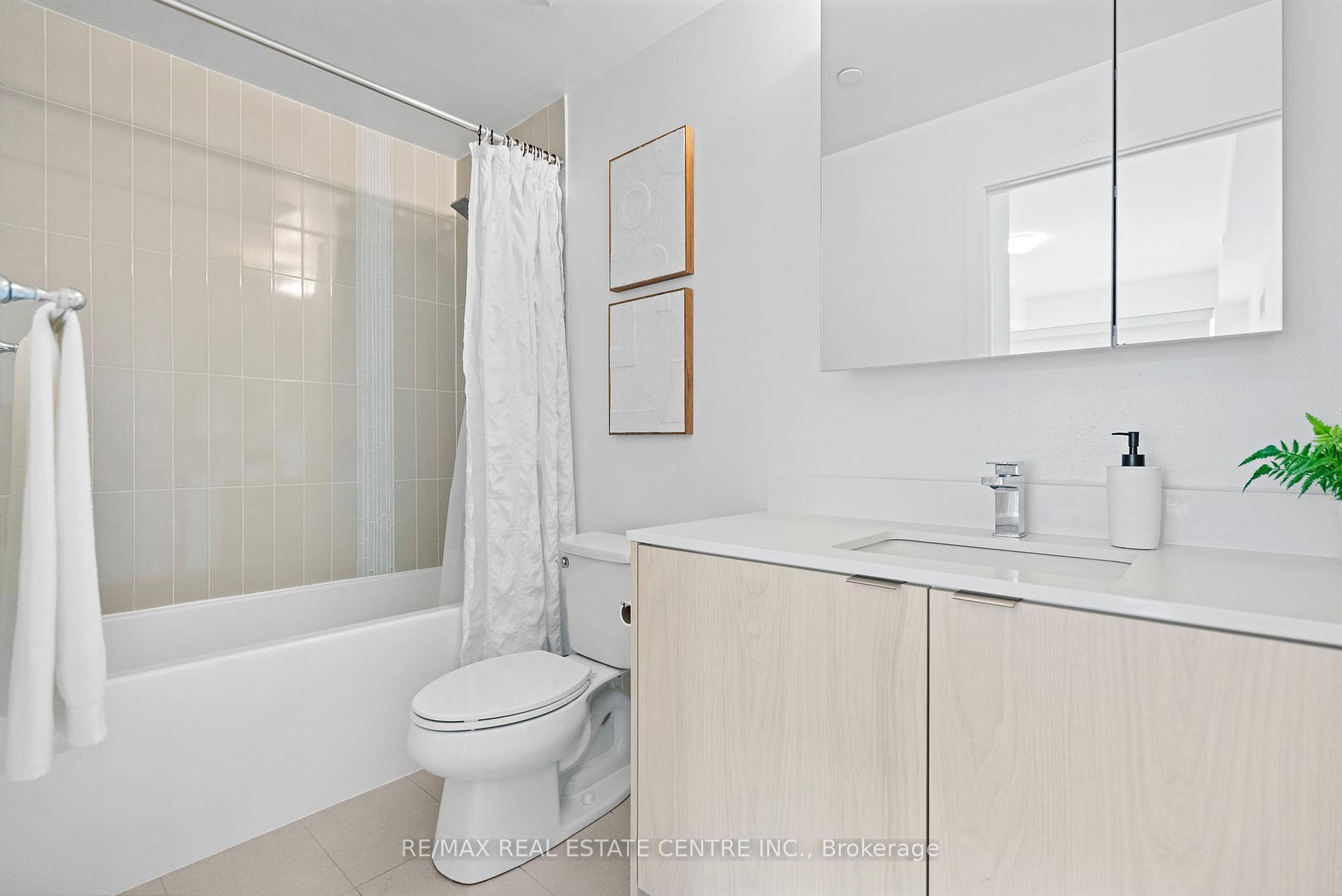 3 Bedrooms Condo at 100 Eagle Rock, Vaughan For sale