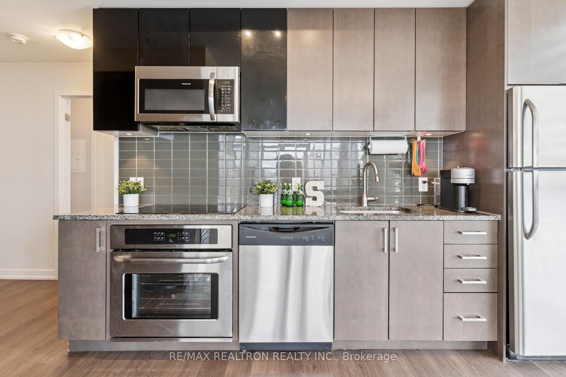 2 Bedrooms Condo at 89 Dunfield, Toronto For sale
